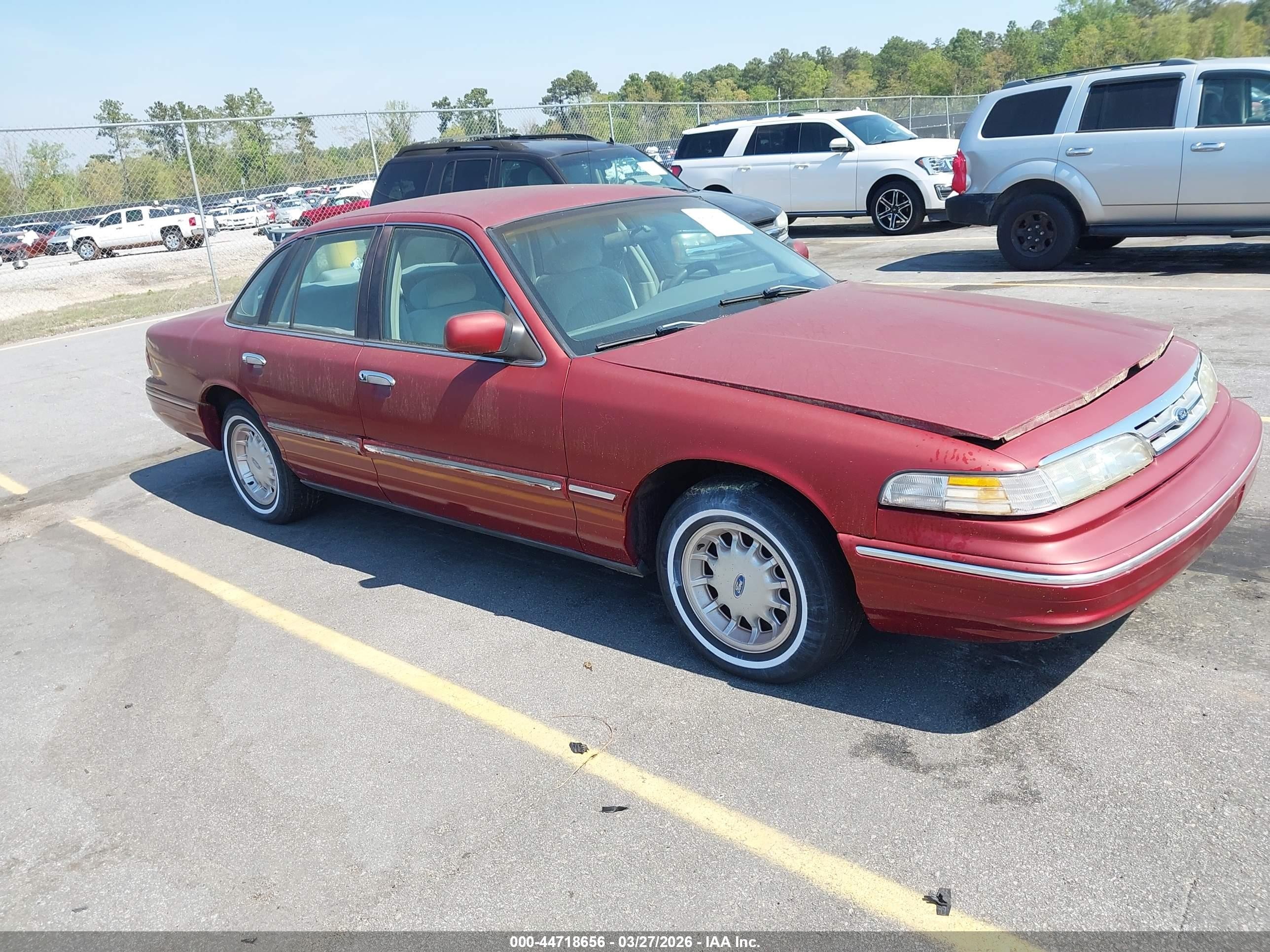 1997 Ford Crown Victoria LX, VIN 2FALP74W7VX233906 — Front end
