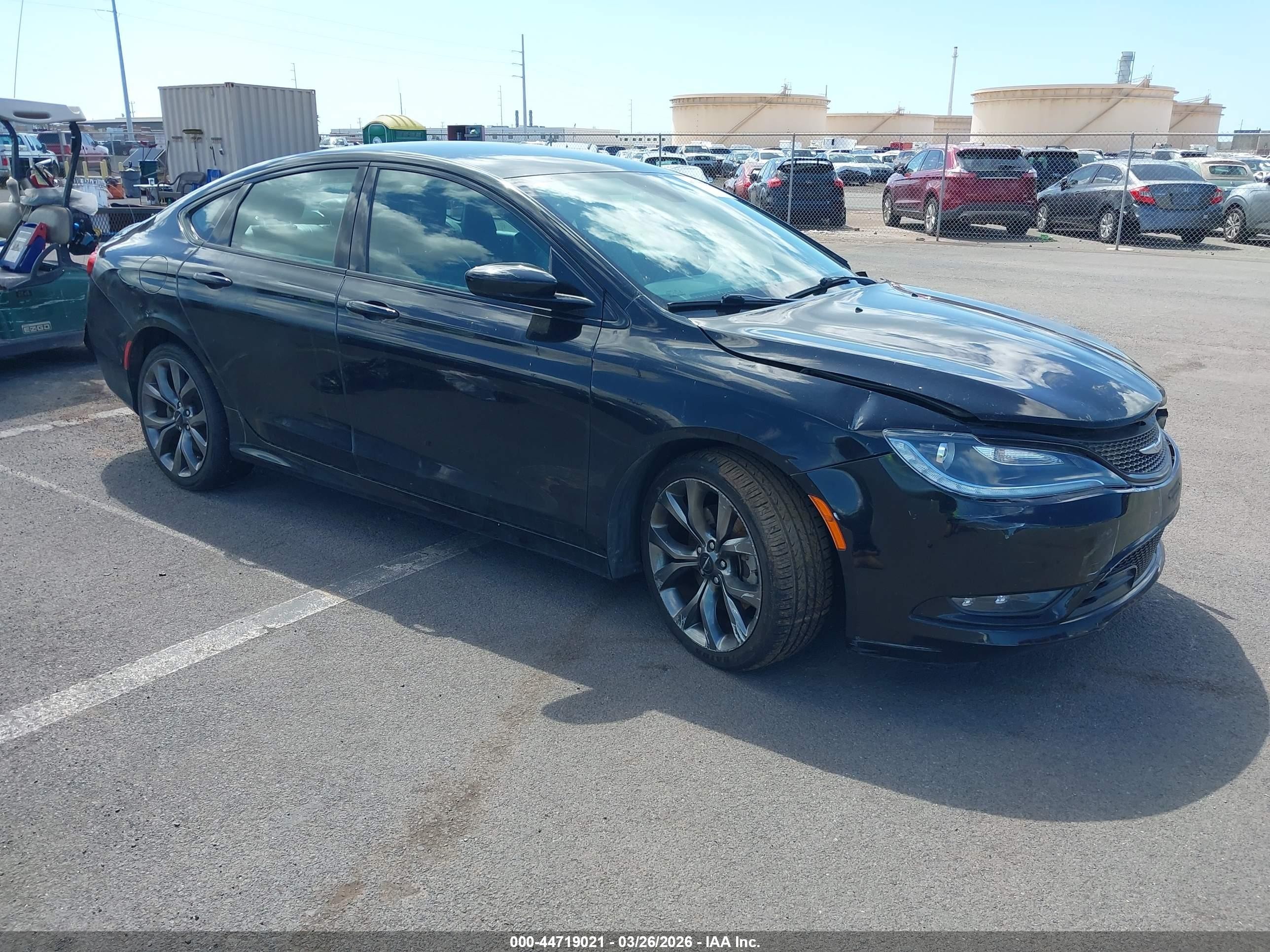 2015 Chrysler 200 S, VIN 1C3CCCBB7FN558139 — Front end