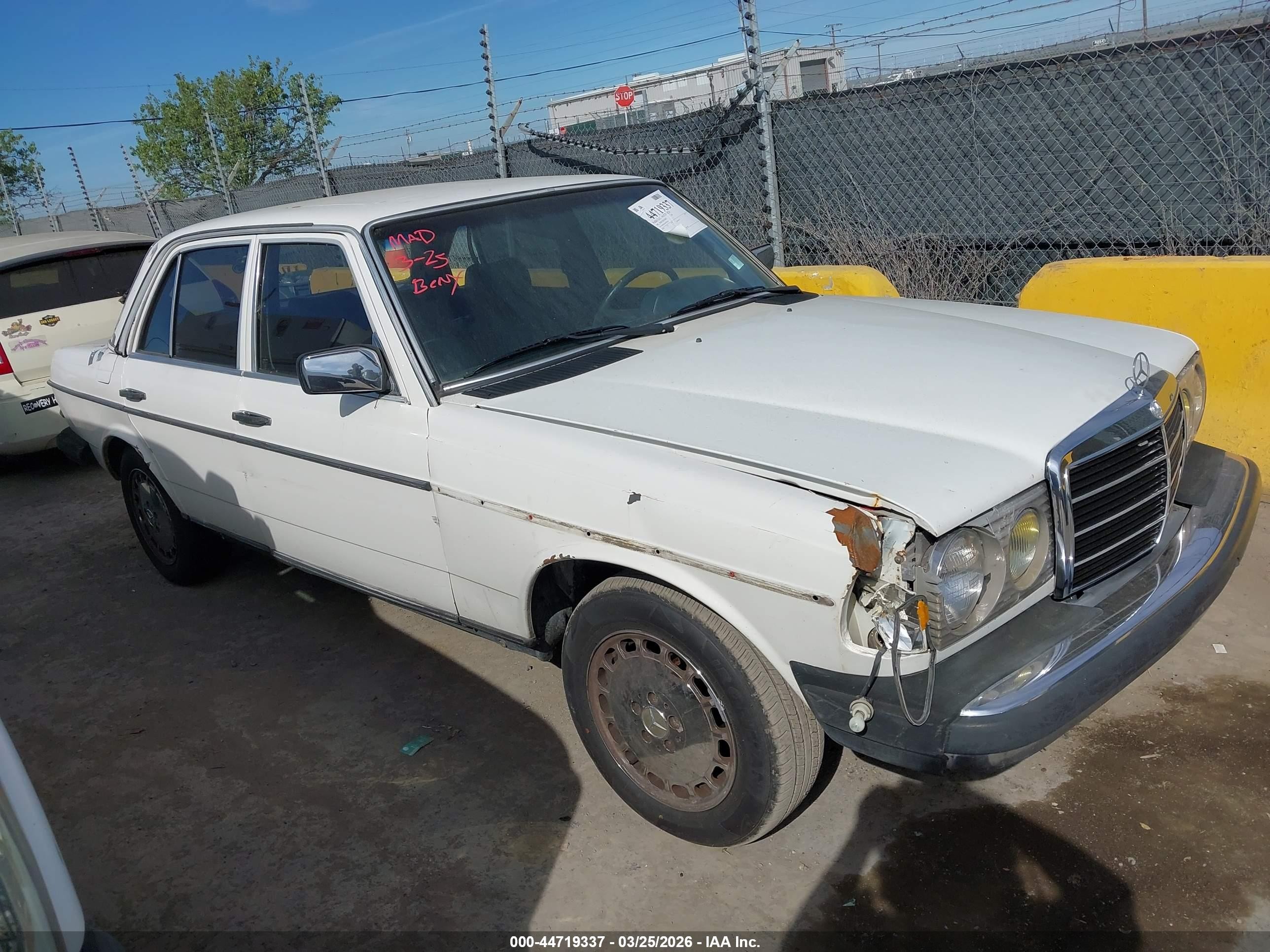 1982 Mercedes-Benz 240 Series 240D, VIN WDBAB23A1CB310714 — Side