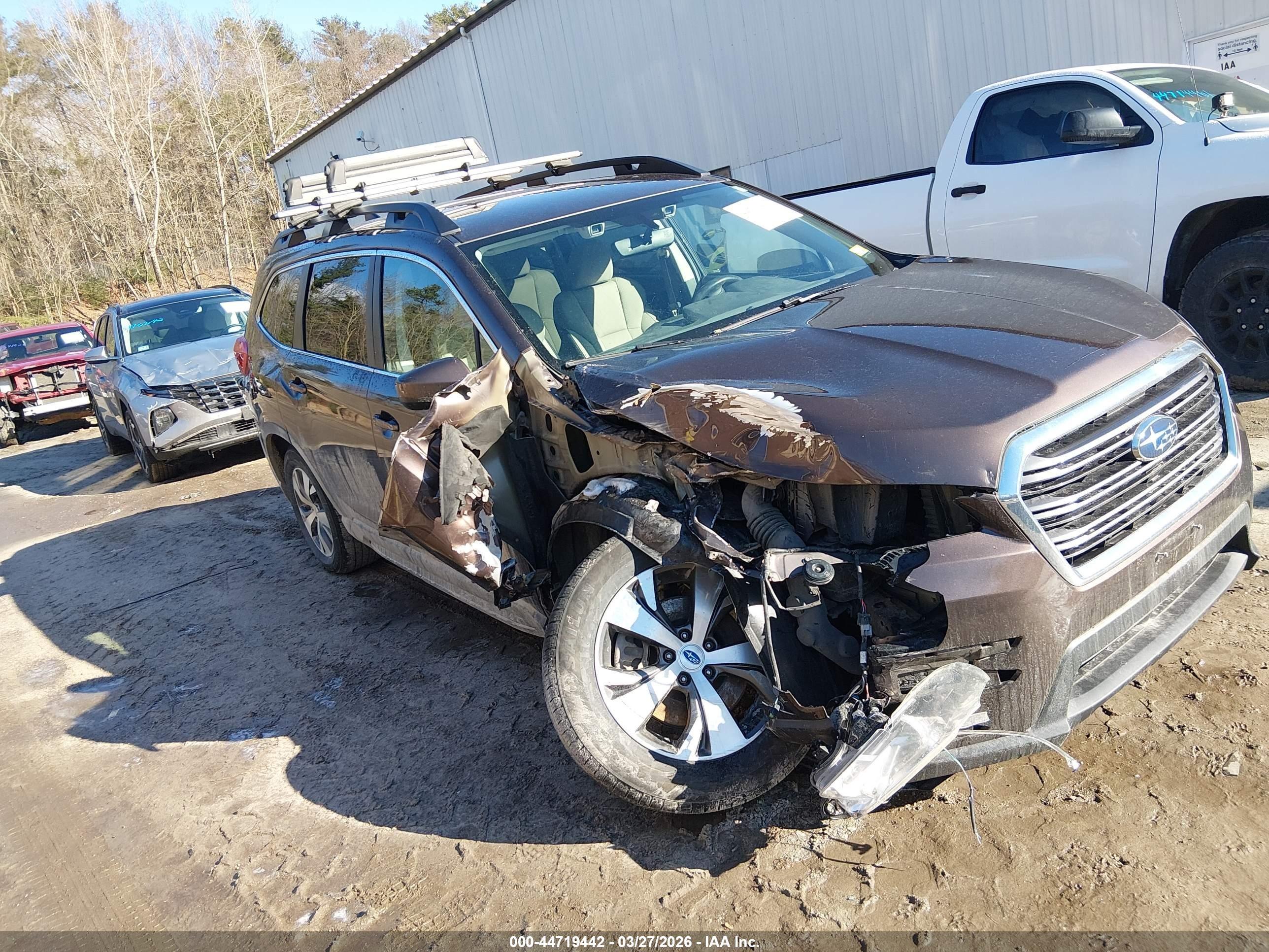 2020 Subaru Ascent Premium, VIN 4S4WMAFD2L3403863 — Front end