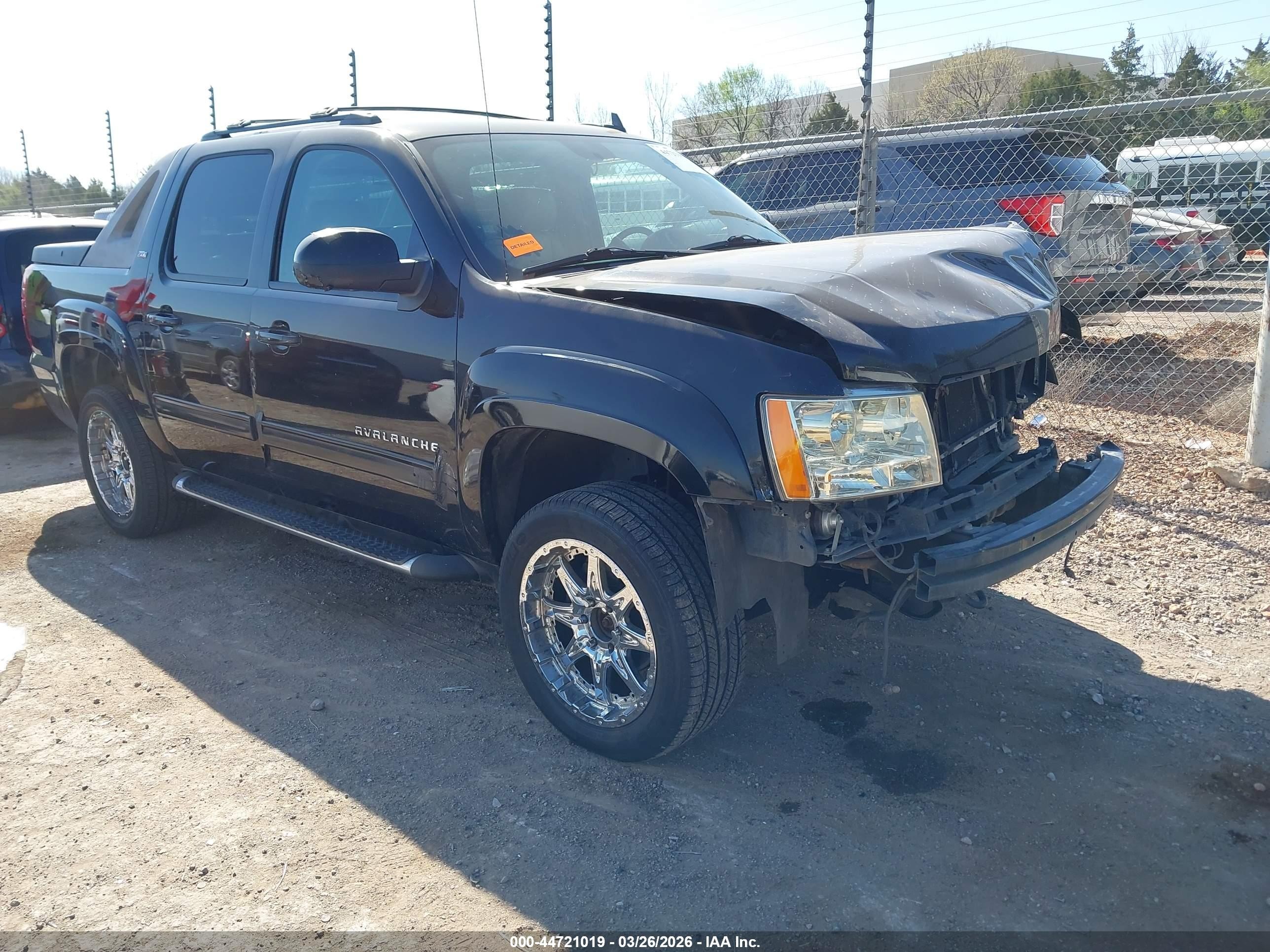 2010 Chevrolet Avalanche LT, VIN 3GNVKFE04AG229247 — Front end