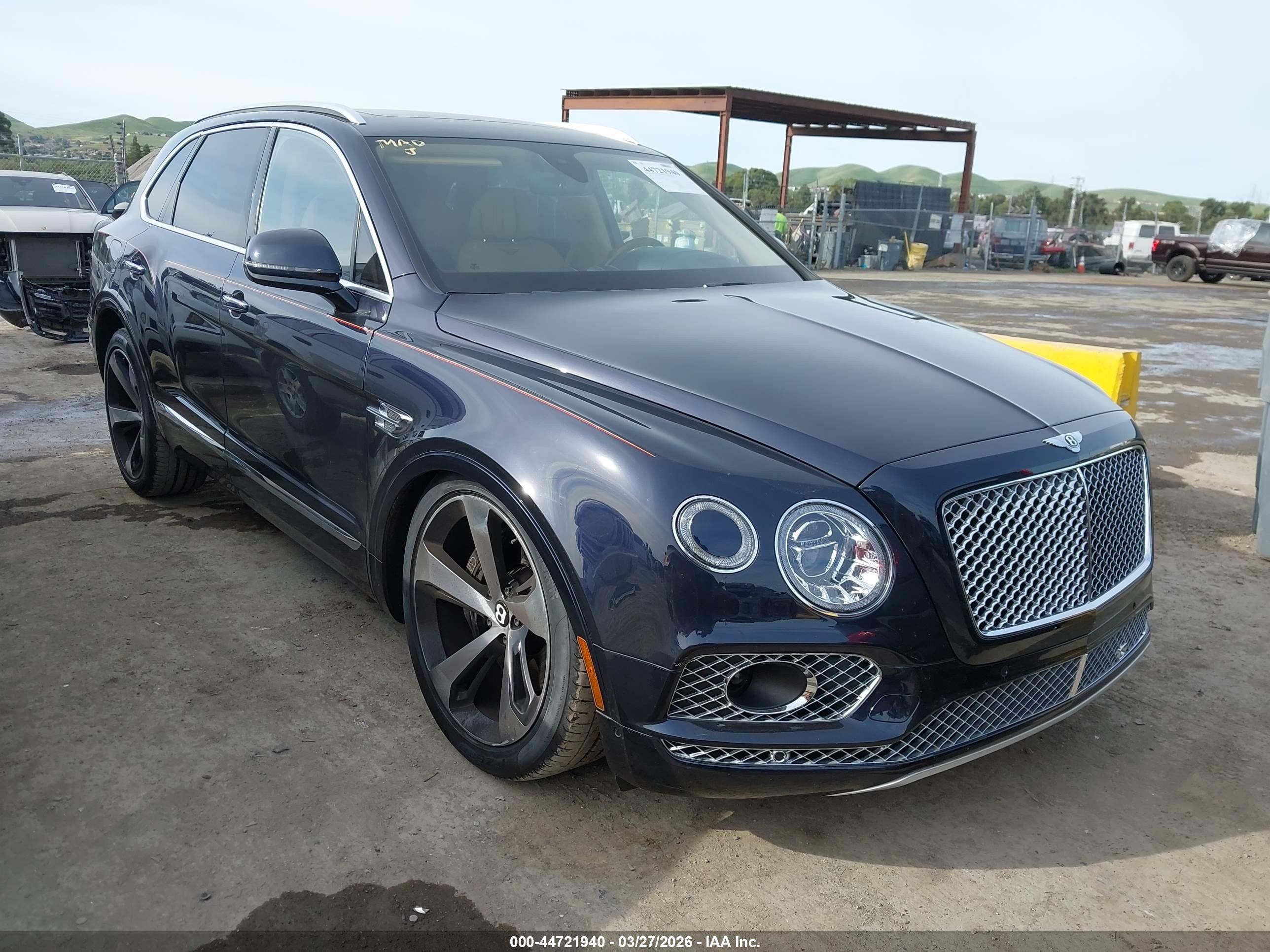 2019 Bentley Bentayga V8, VIN SJAAM2ZV3KC024962 — Side