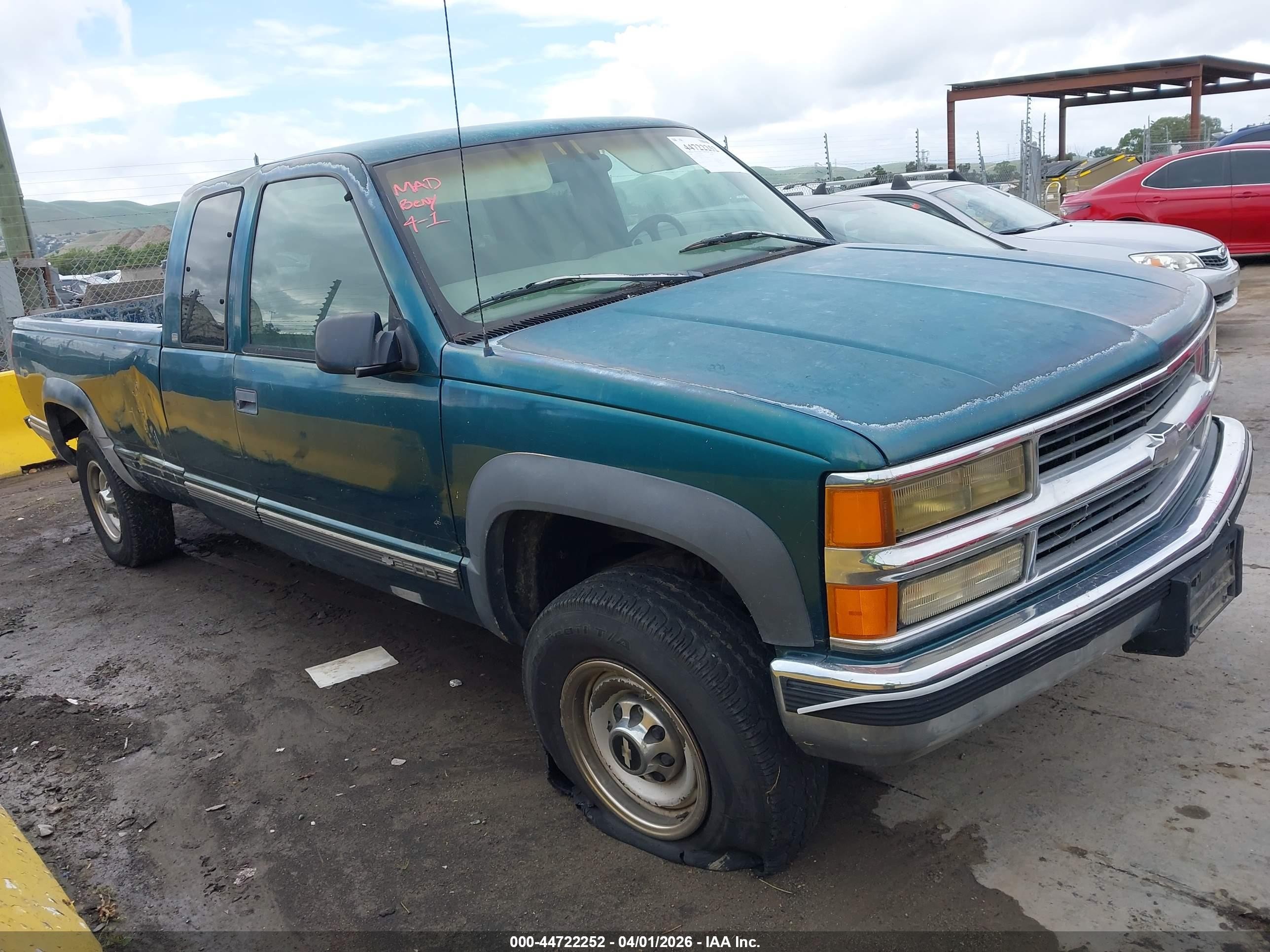 1998 Chevrolet Silverado 2500, VIN 1GCGK29J1WE137539 — Бок