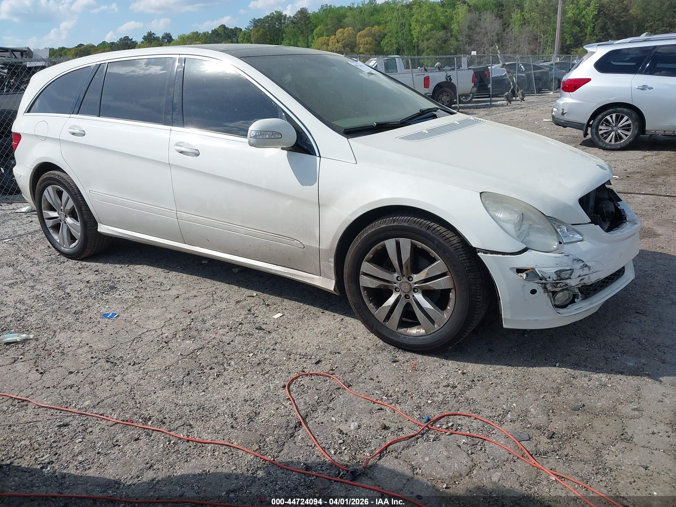 2007 Mercedes-Benz R 3.5L, VIN 4JGCB65E17A056107 — Front end