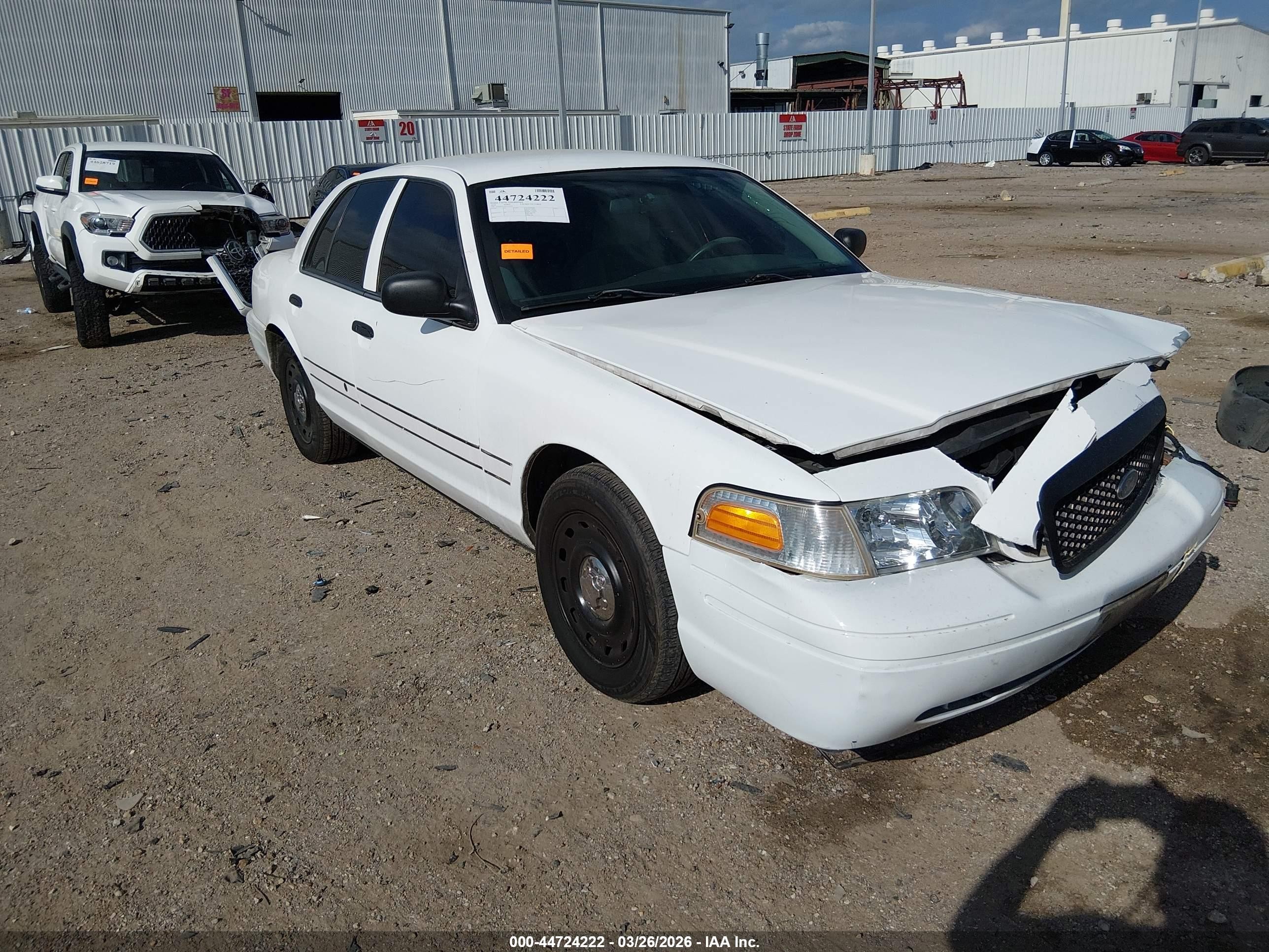 2008 Ford Crown Victoria Standard, VIN 2FAFP73VX8X115925 — Front end