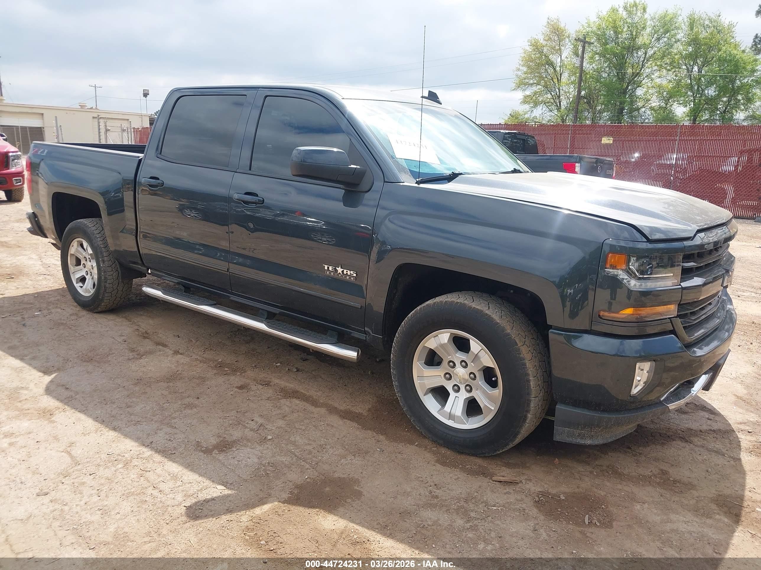 2018 Chevrolet Silverado 1500 LT, VIN 3GCUKREC1JG527626 — Front end