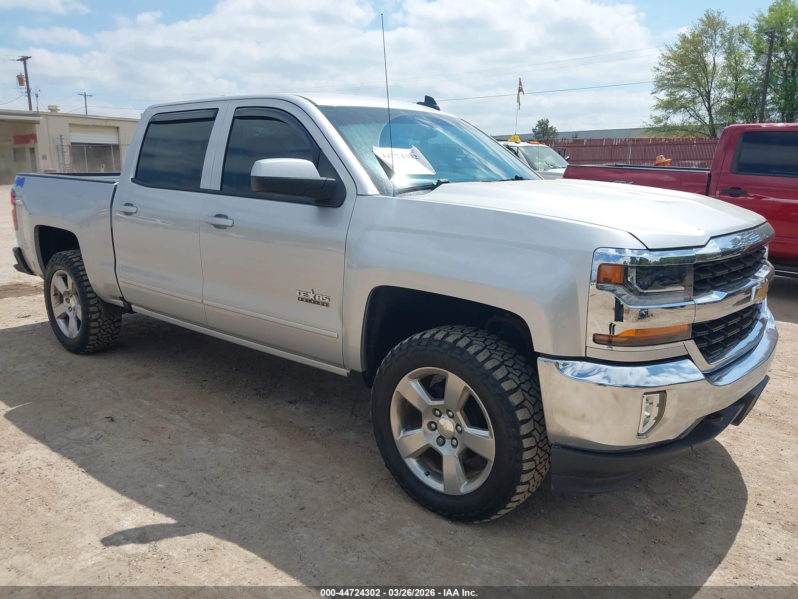 2018 Chevrolet Silverado 1500 LT, VIN 3GCUKRECXJG452876 — Front end