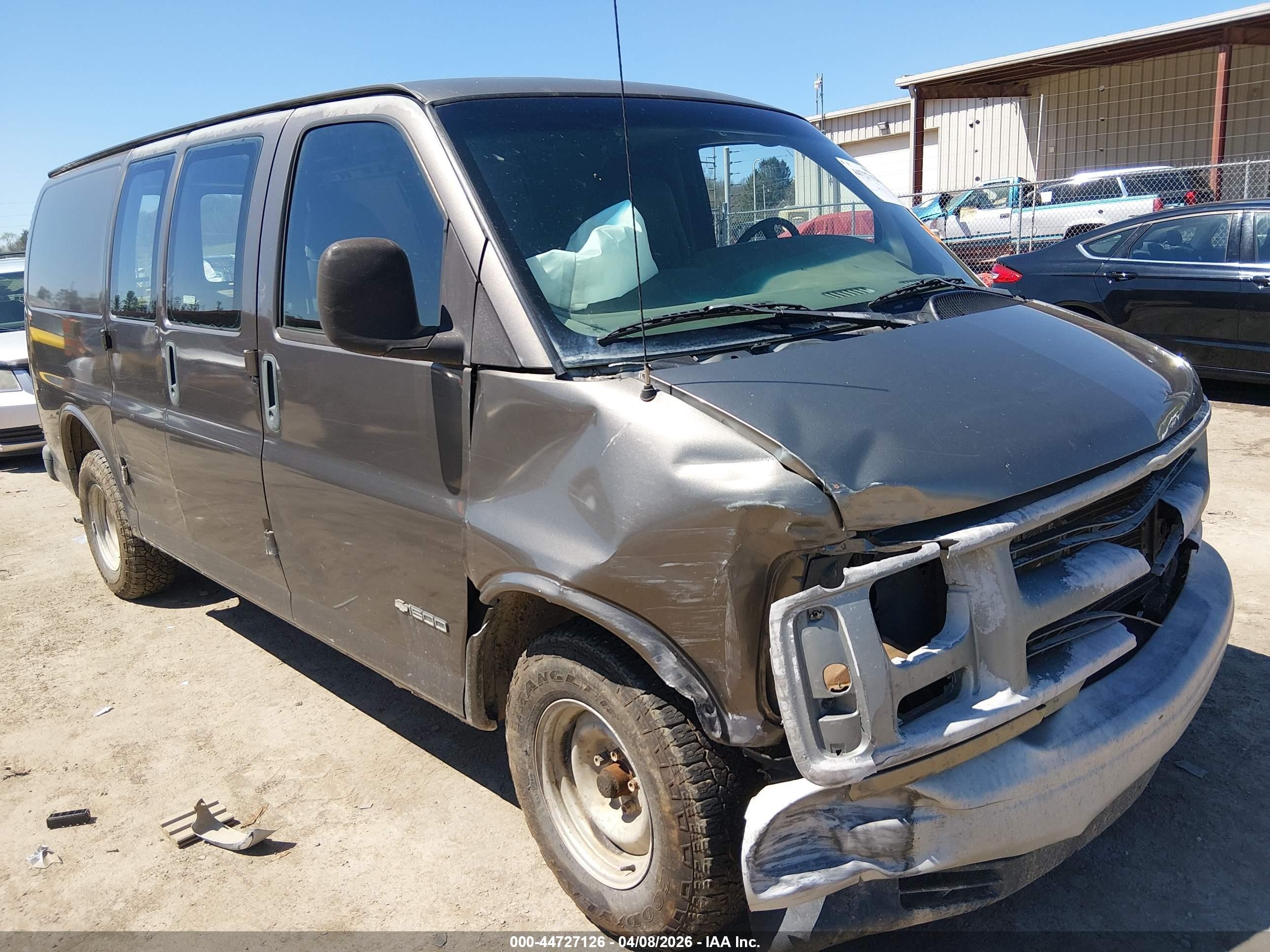 2001 Chevrolet Express, VIN 1GCFG15R811156575 — Front end