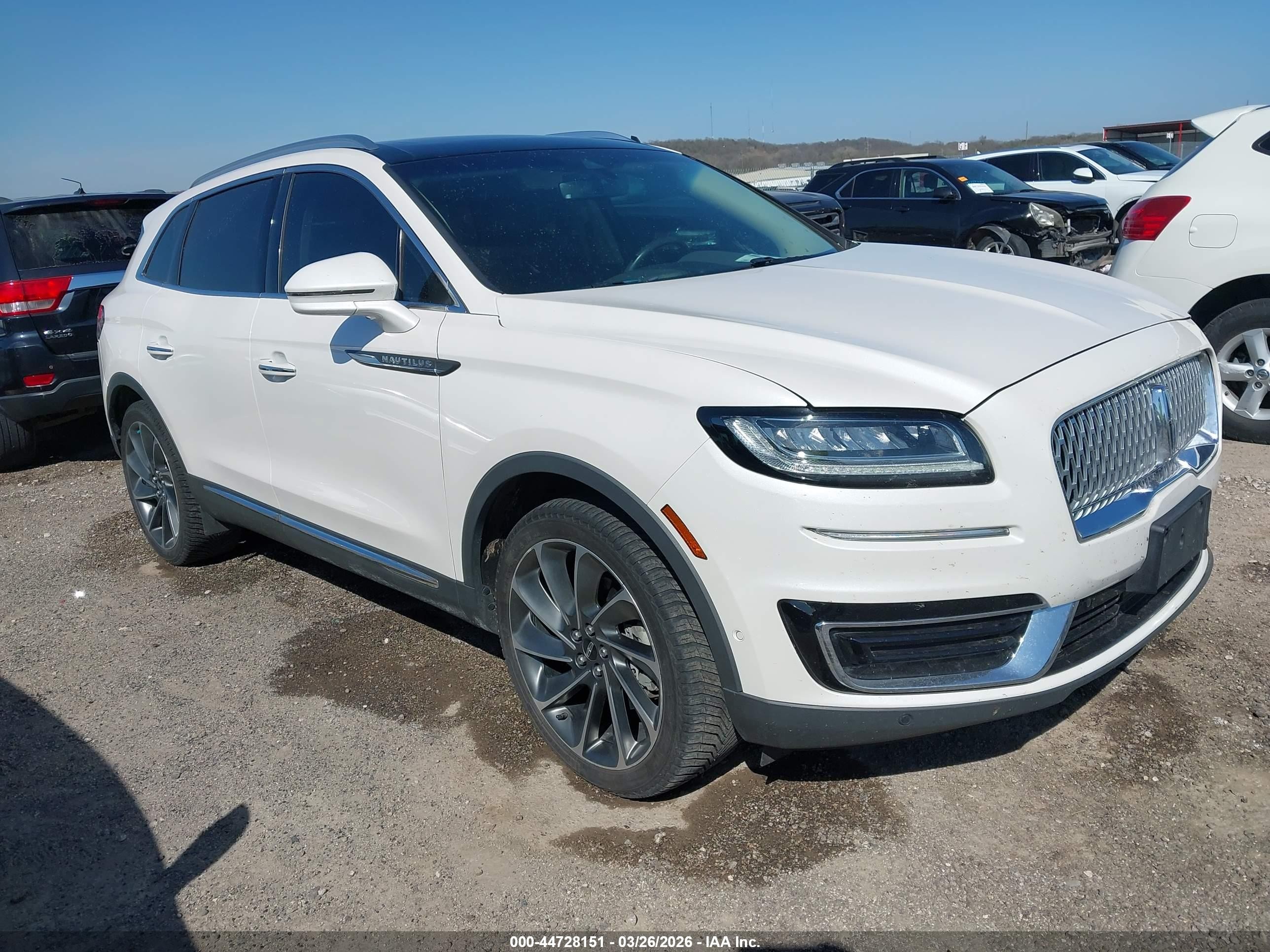 2019 Lincoln Nautilus Reserve, VIN 2LMPJ8LP2KBL31375 — Front end