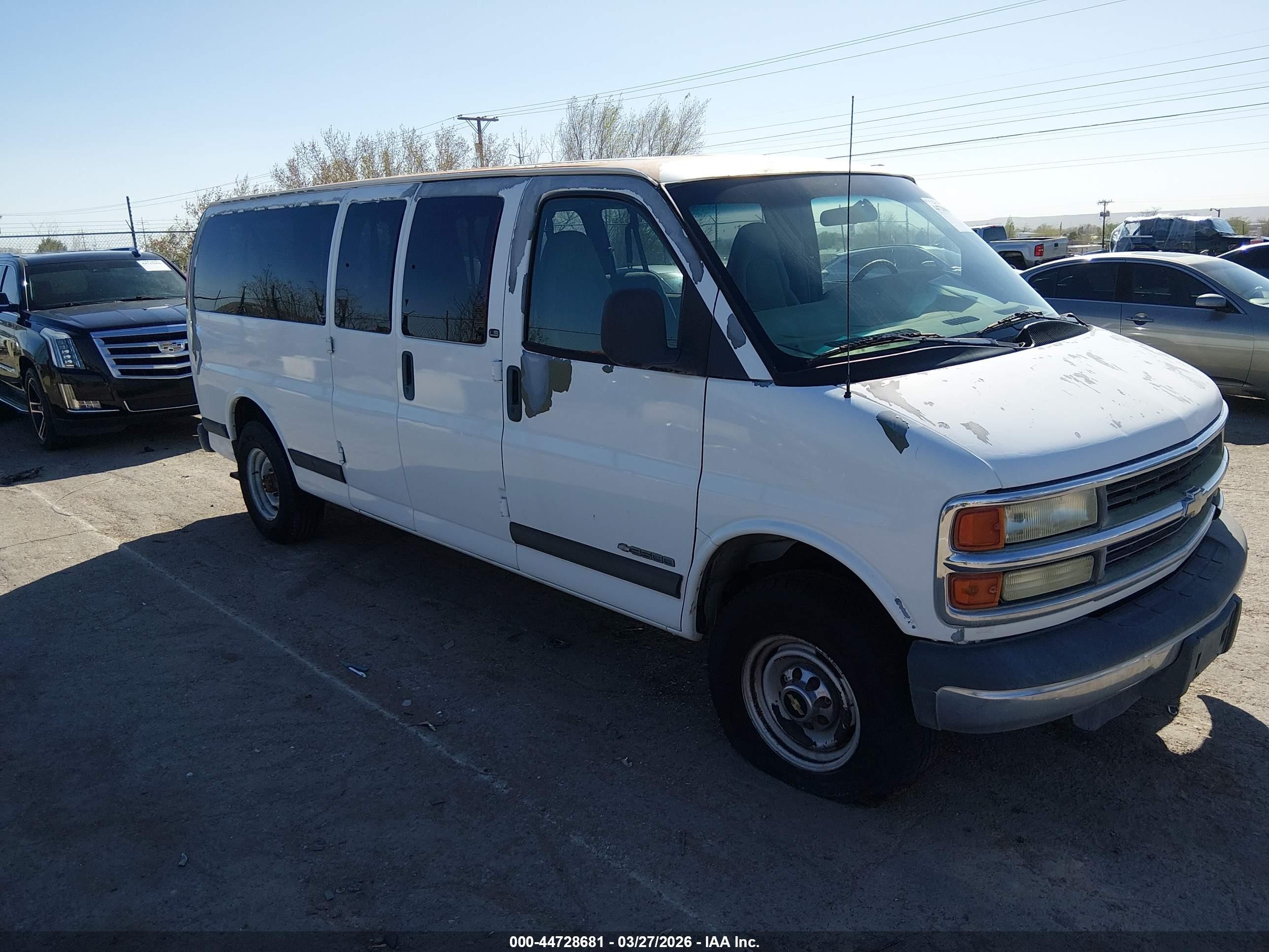 2001 Chevrolet Express, VIN 1GAHG39R711190496 — Front end