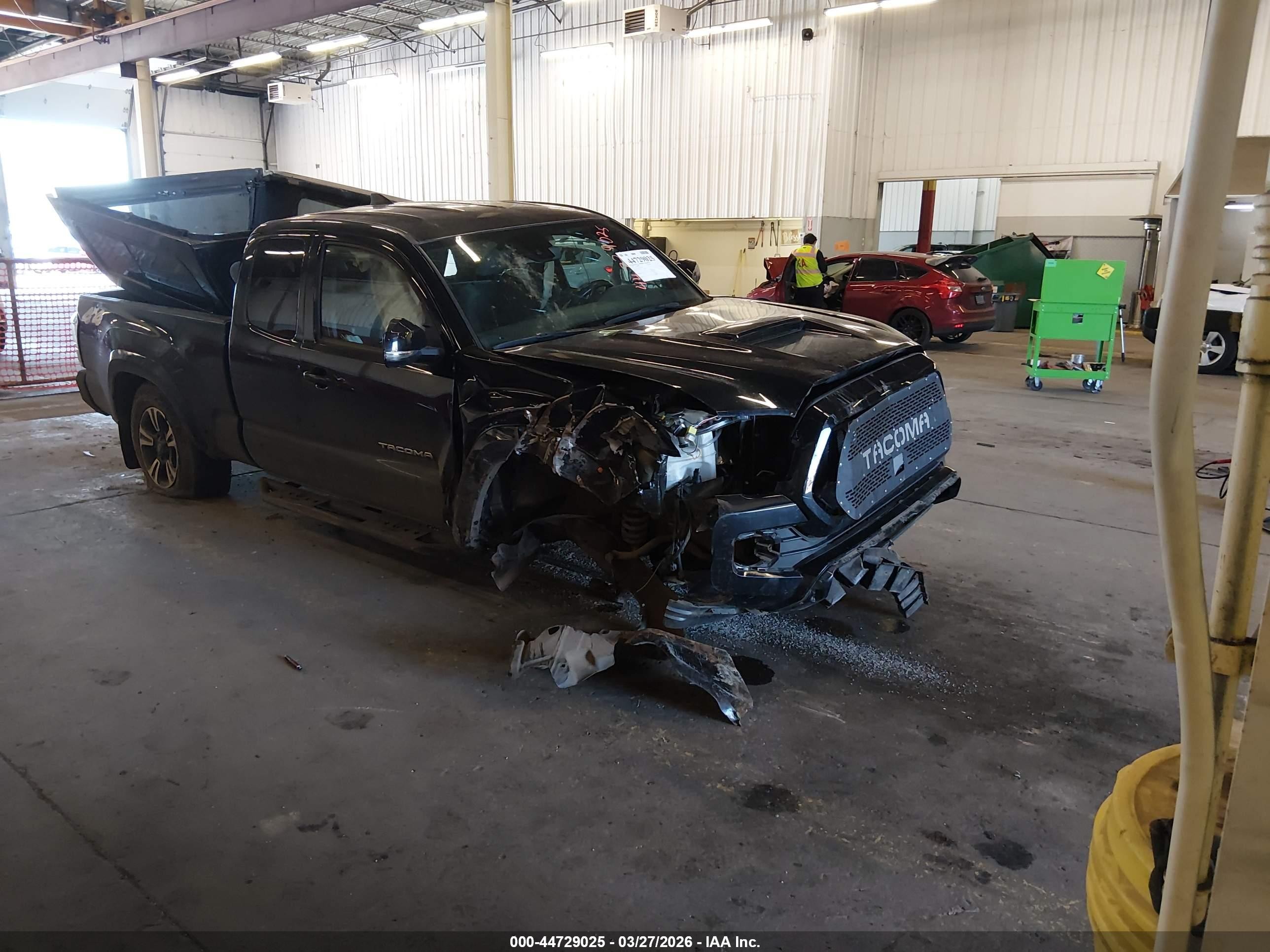 2019 Toyota Tacoma SR, VIN 5TFSZ5AN3KX203254 — Front end