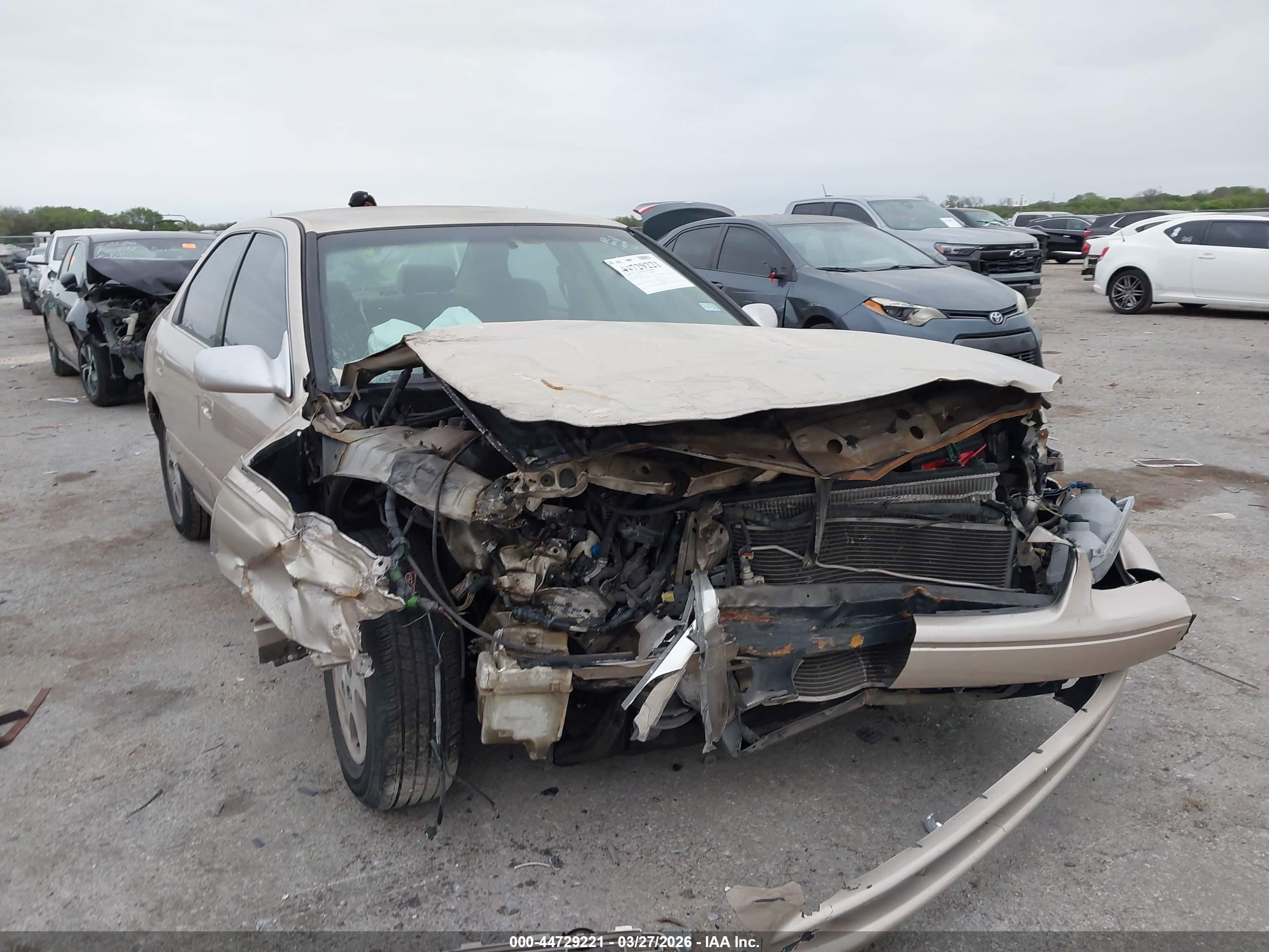 2000 Toyota Camry LE, VIN JT2BG22K3Y0450616 — Front end