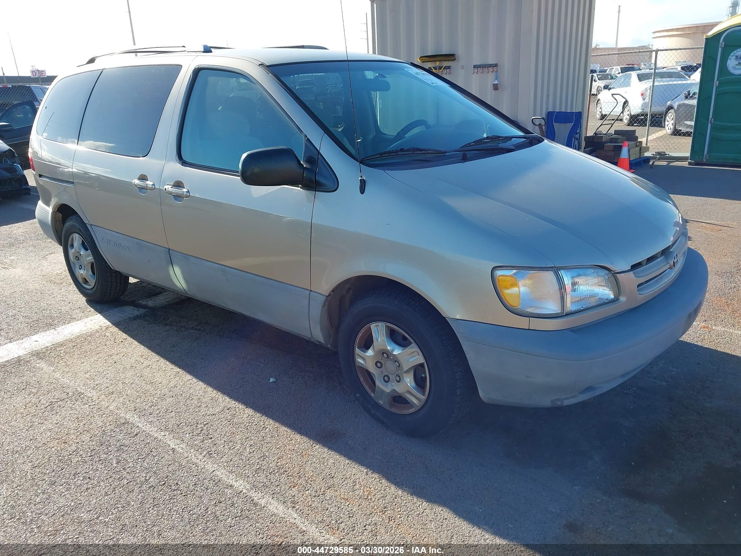 2000 Toyota Sienna LE, VIN 4T3ZF13C6YU257768 — Normal wear