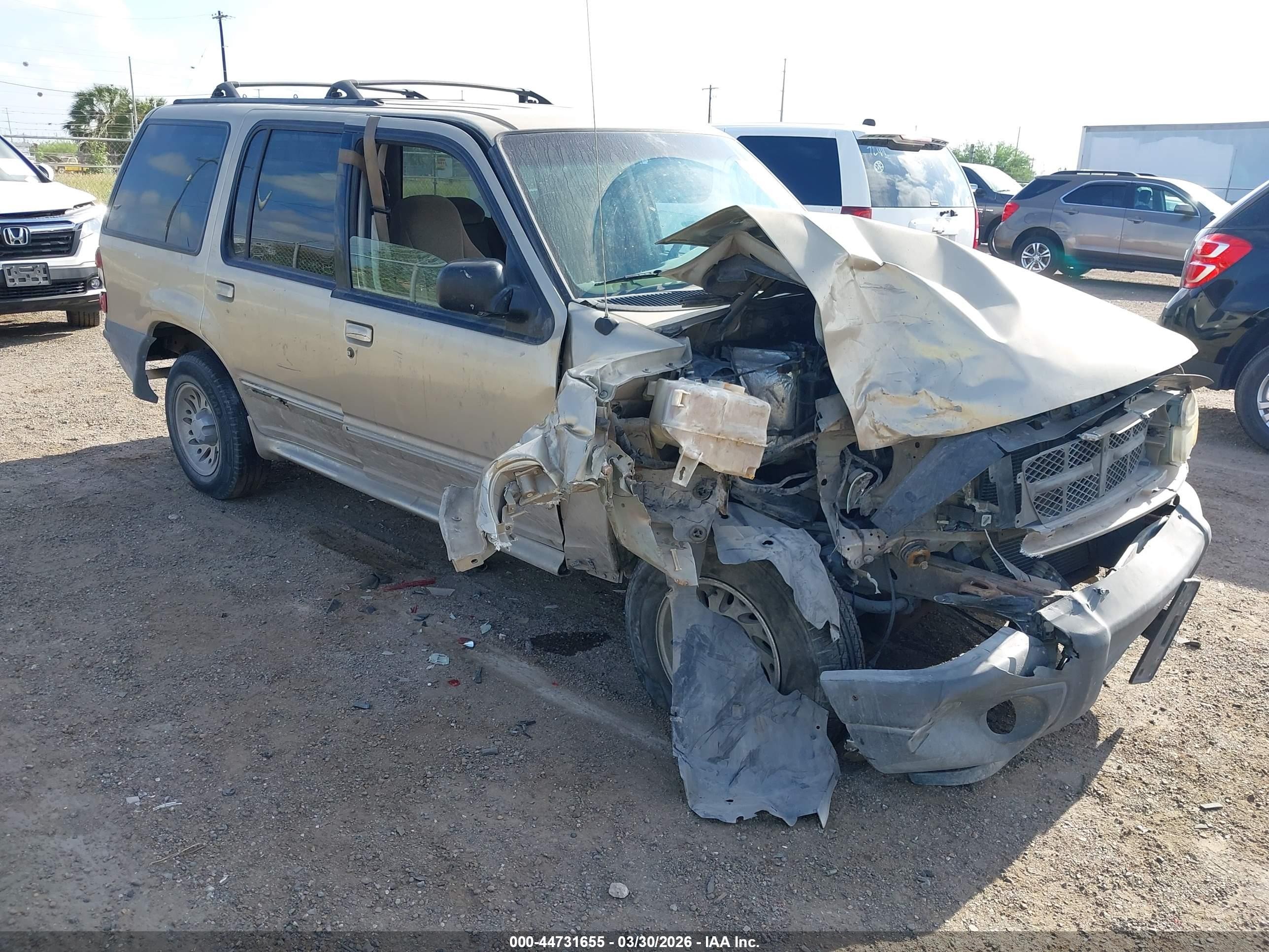 2000 Ford Explorer XLS, VIN 1FMZU62X3YUA80919 — Front end