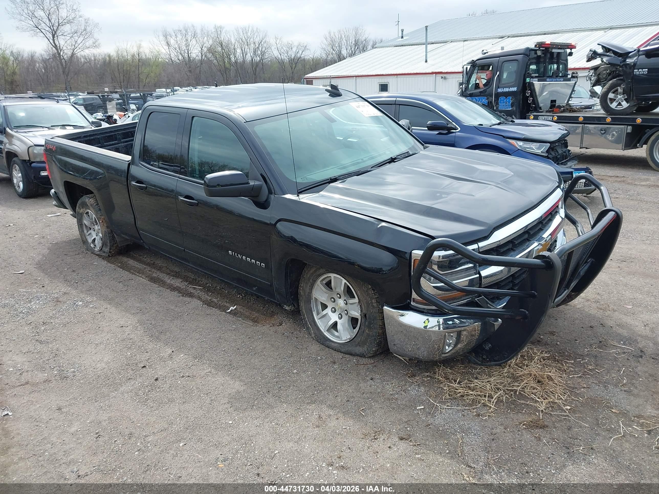2018 Chevrolet Silverado 1500 LT, VIN 1GCVKREC1JZ111547 — Front end