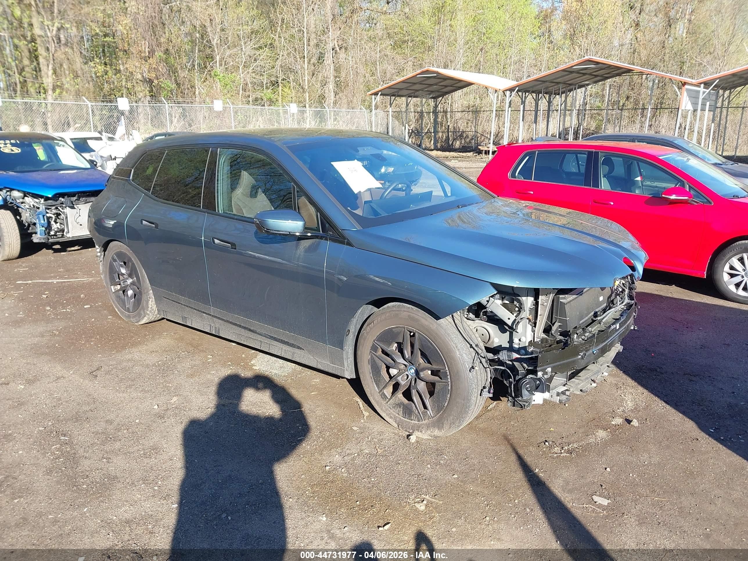 2023 BMW iX xDrive50, VIN WB523CF09PCM08221 — Зад