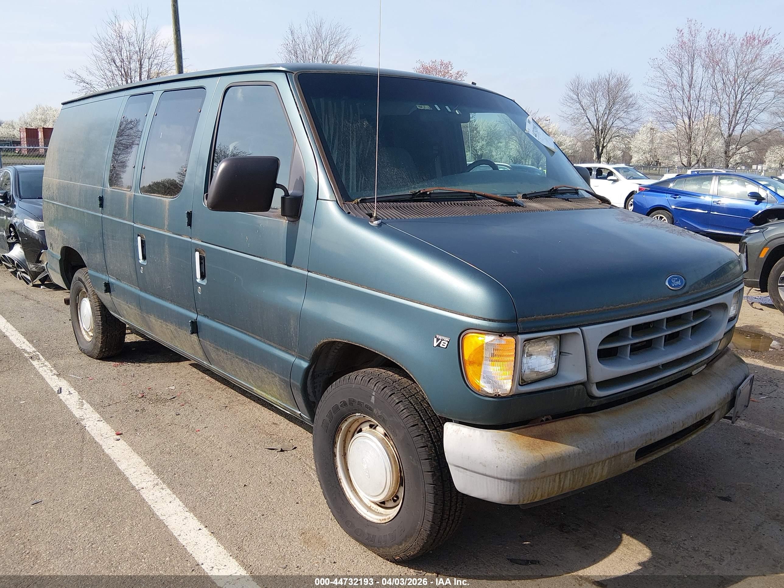 1997 Ford Econoline Cargo, VIN 1FTEE1464VHB68020 — Front end