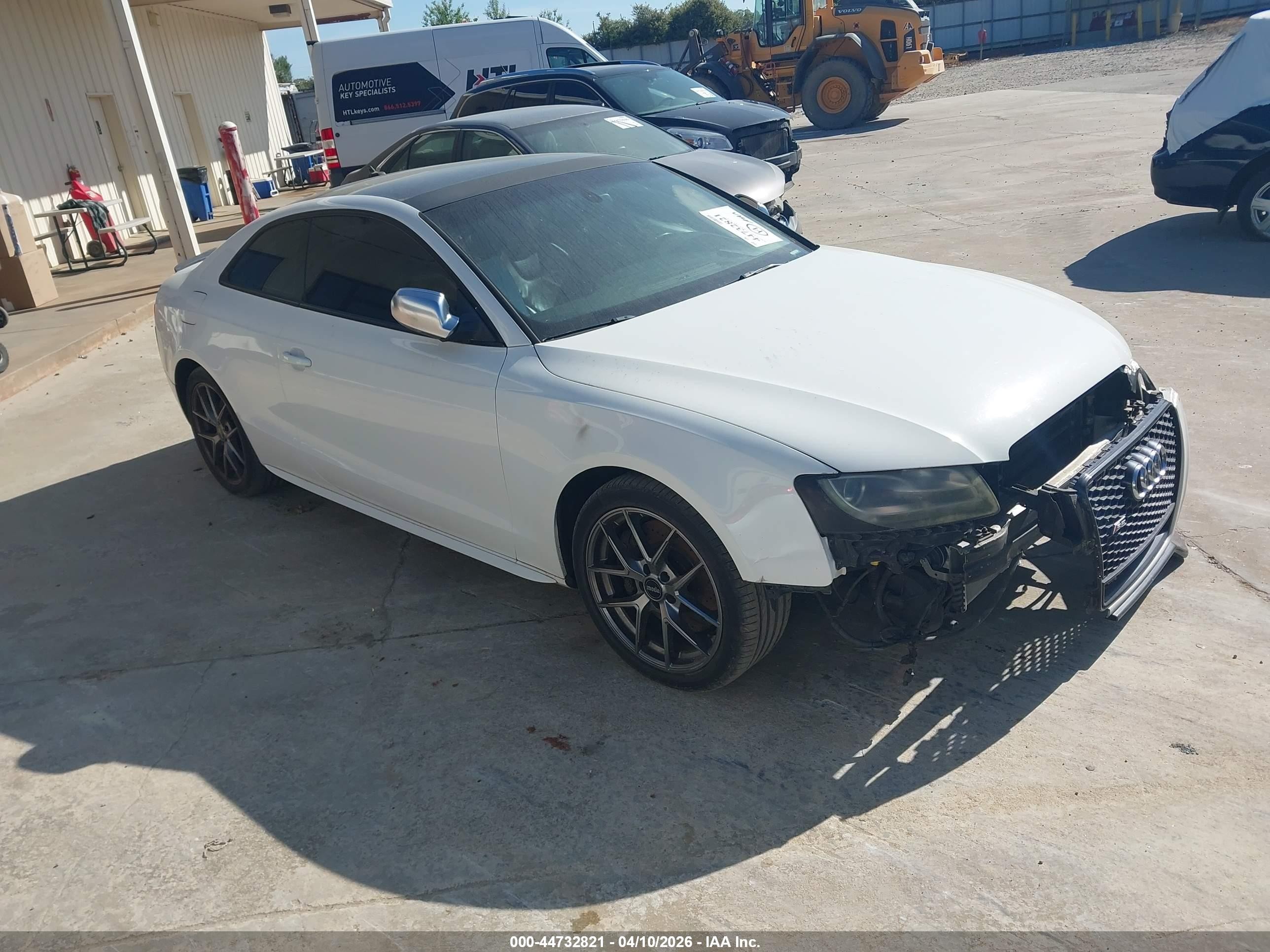 2011 Audi S5 Premium Plus, VIN WAUGVAFR3BA064572 — Перед
