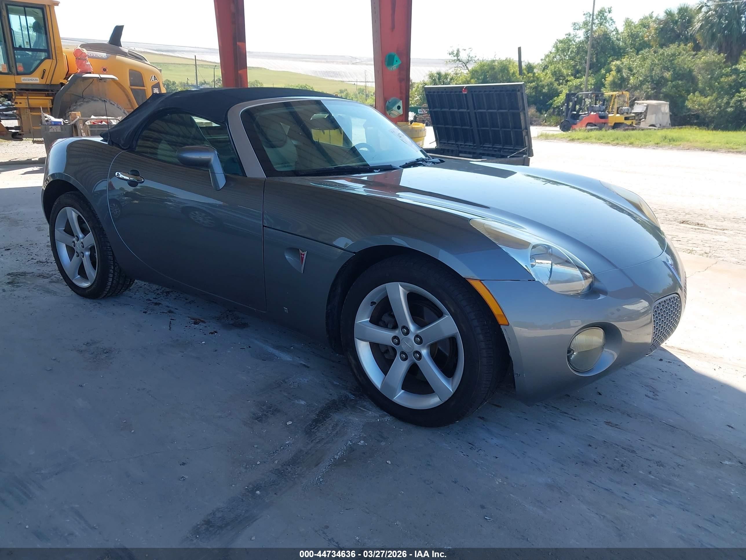 2006 Pontiac Solstice, VIN 1G2MB33B76Y102615 — Side