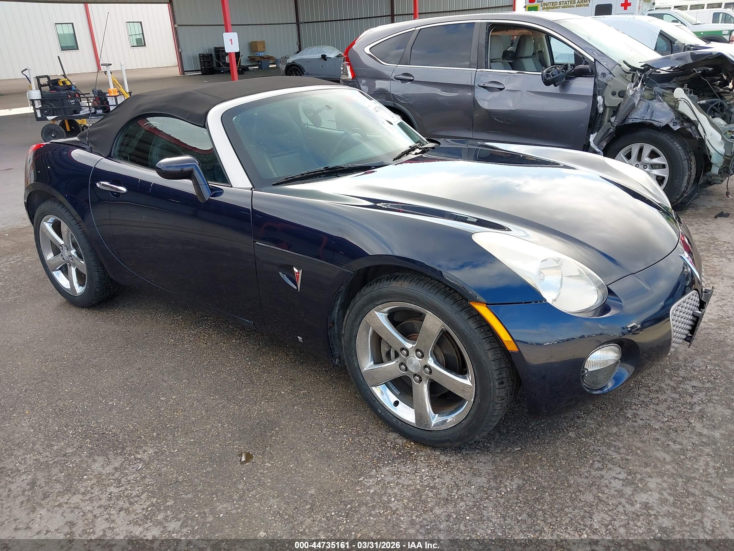 2007 Pontiac Solstice, VIN 1G2MB35B77Y138920 — Side