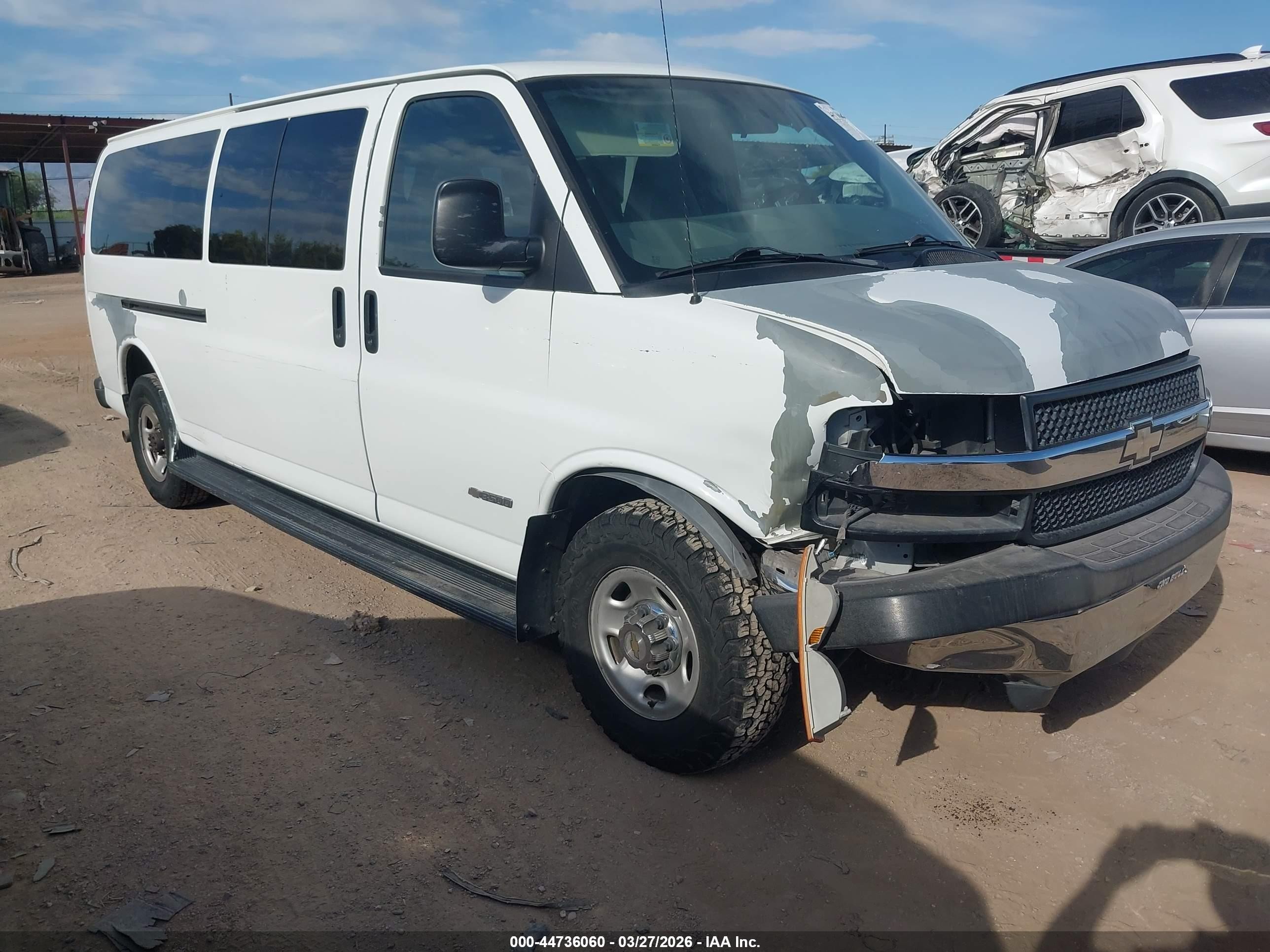 2004 Chevrolet Express Passenger, VIN 1GAHG39U041173242 — Front end