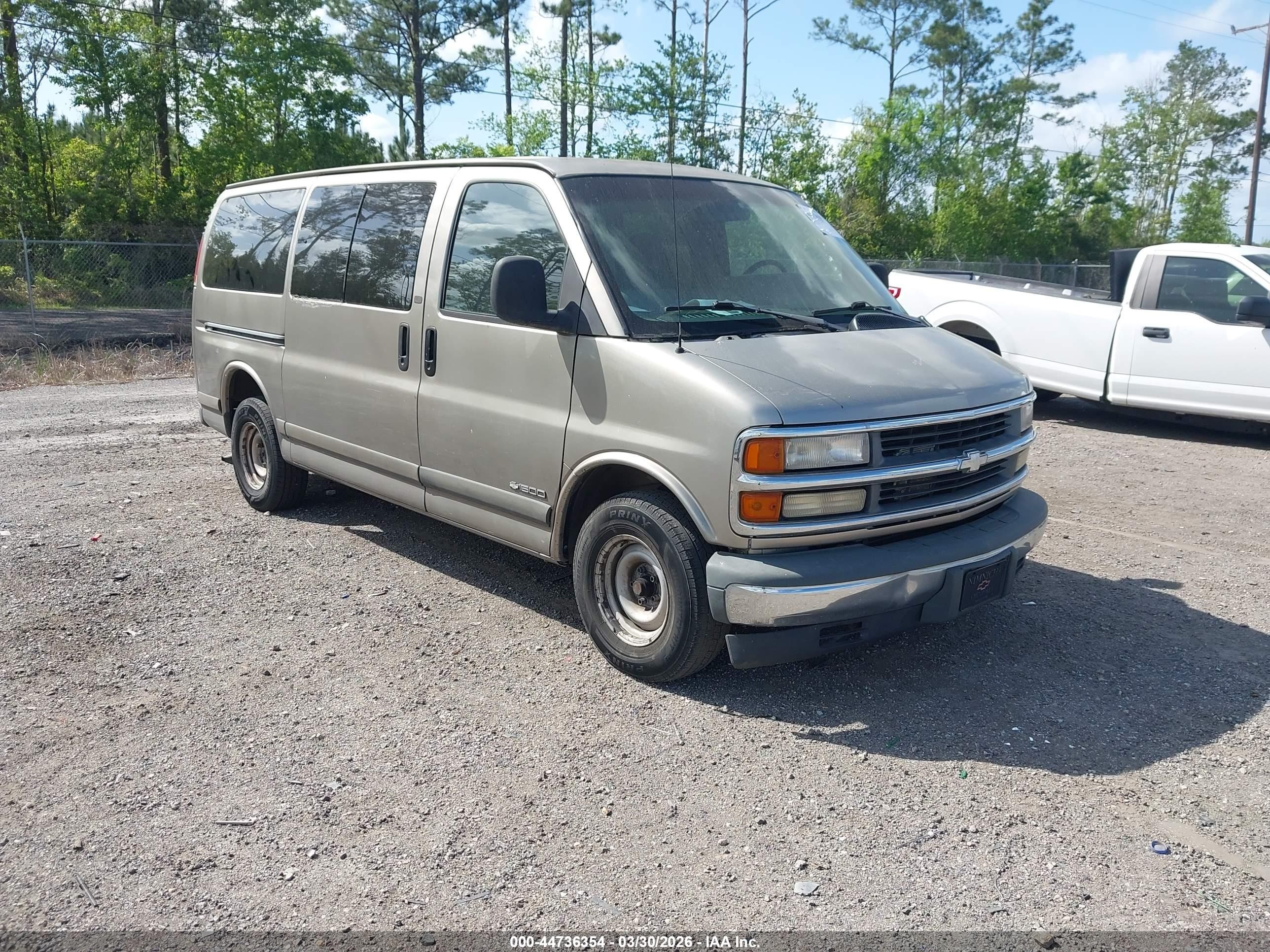 2001 Chevrolet Express, VIN 1GNFG15R911161615 — Rear end