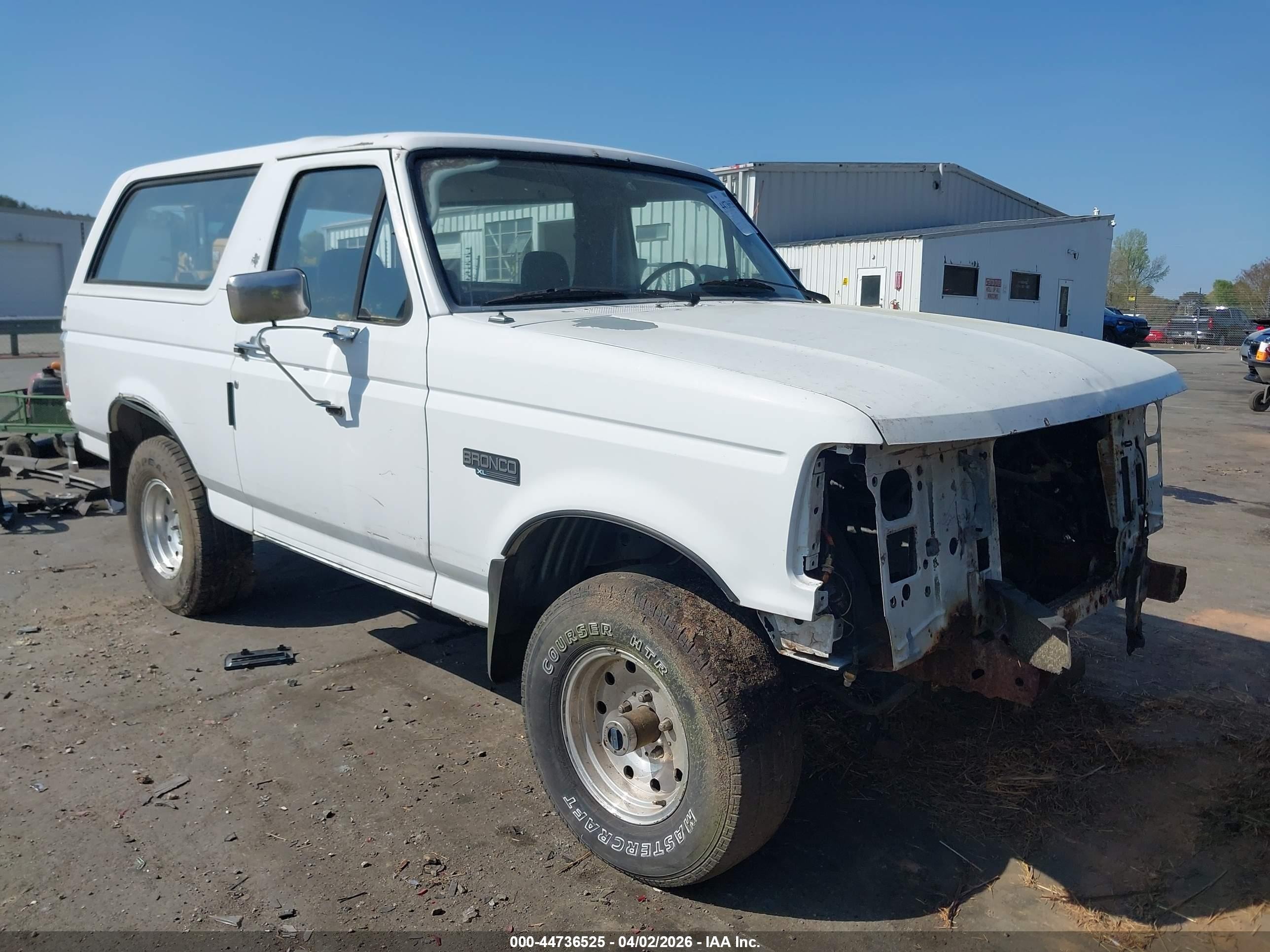 1995 Ford Bronco Eddie Bauer, VIN 1FMEU15N7SLA17881 — Front end