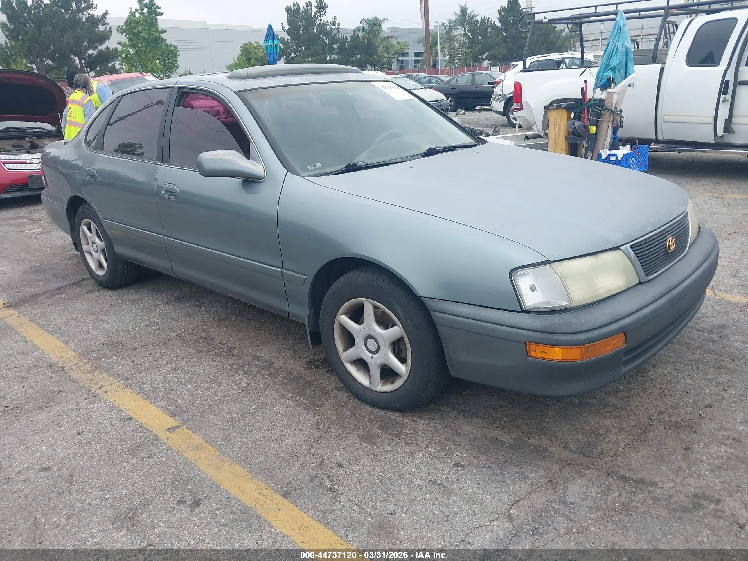 1995 Toyota Avalon XLS, VIN 4T1GB11E5SU028084 — Normal wear