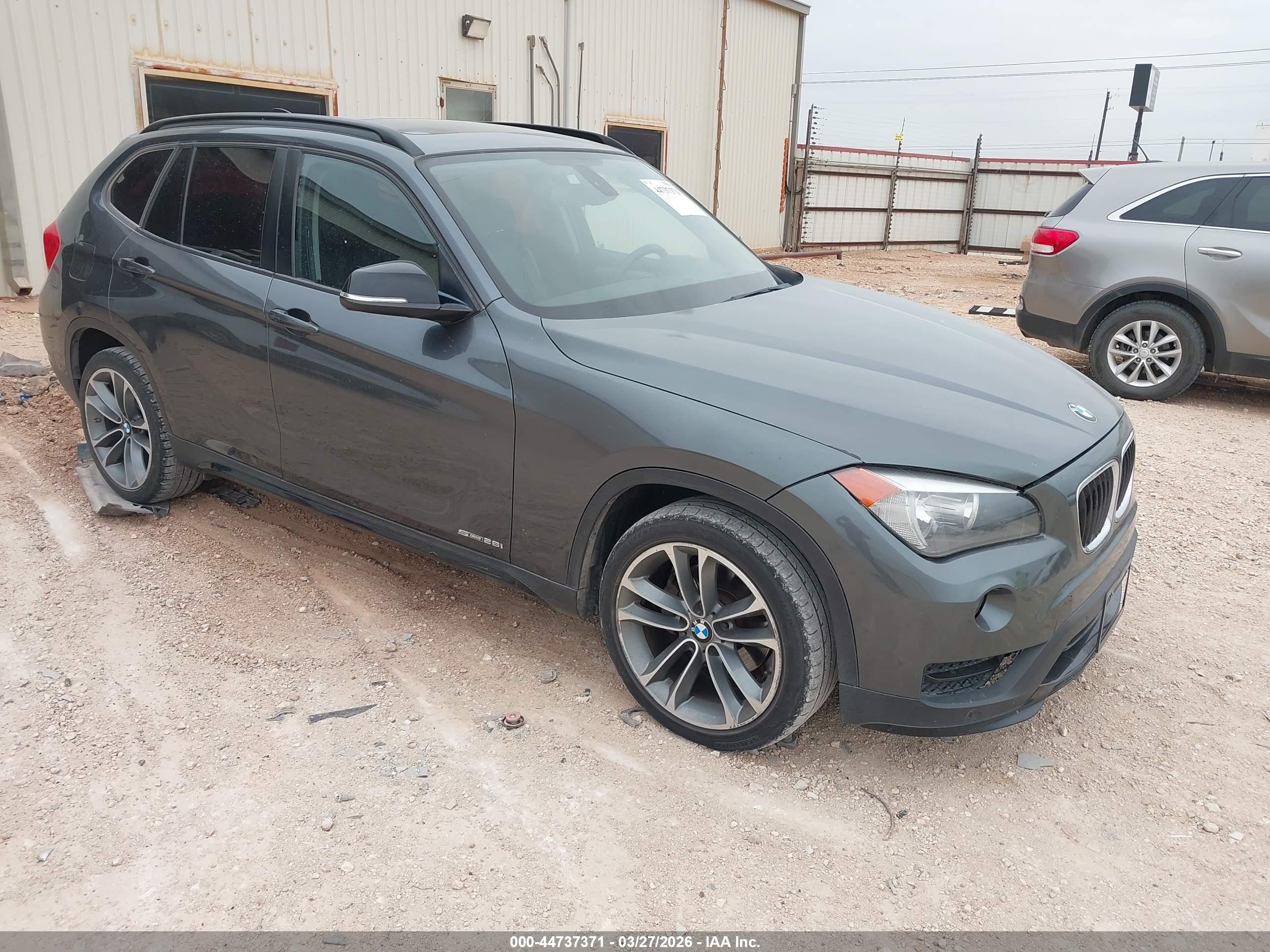 2015 BMW X1 sDrive28i, VIN WBAVM1C56FV314977 — Side
