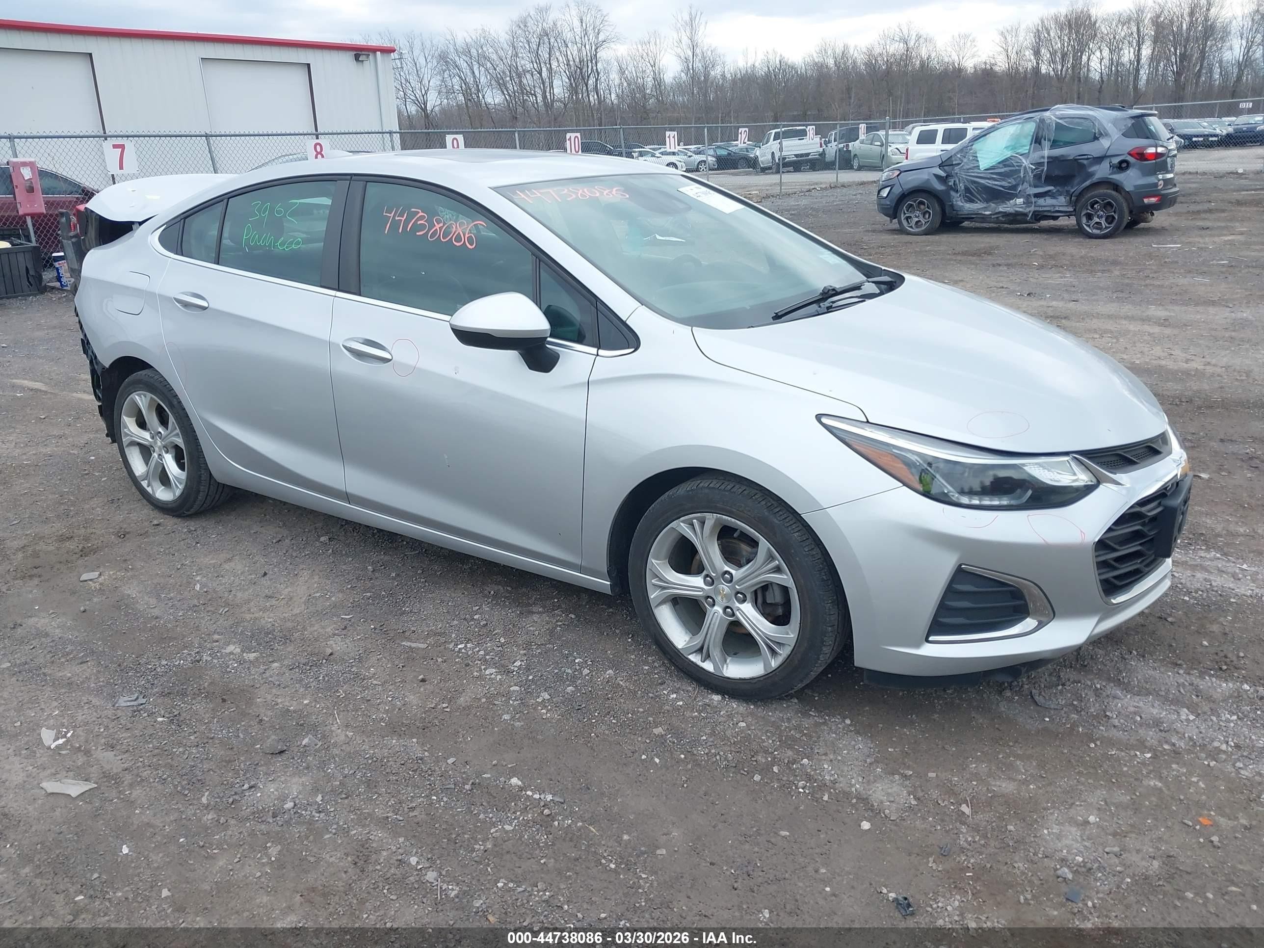 2019 Chevrolet Cruze Premier, VIN 1G1BF5SM1K7129159 — Зад