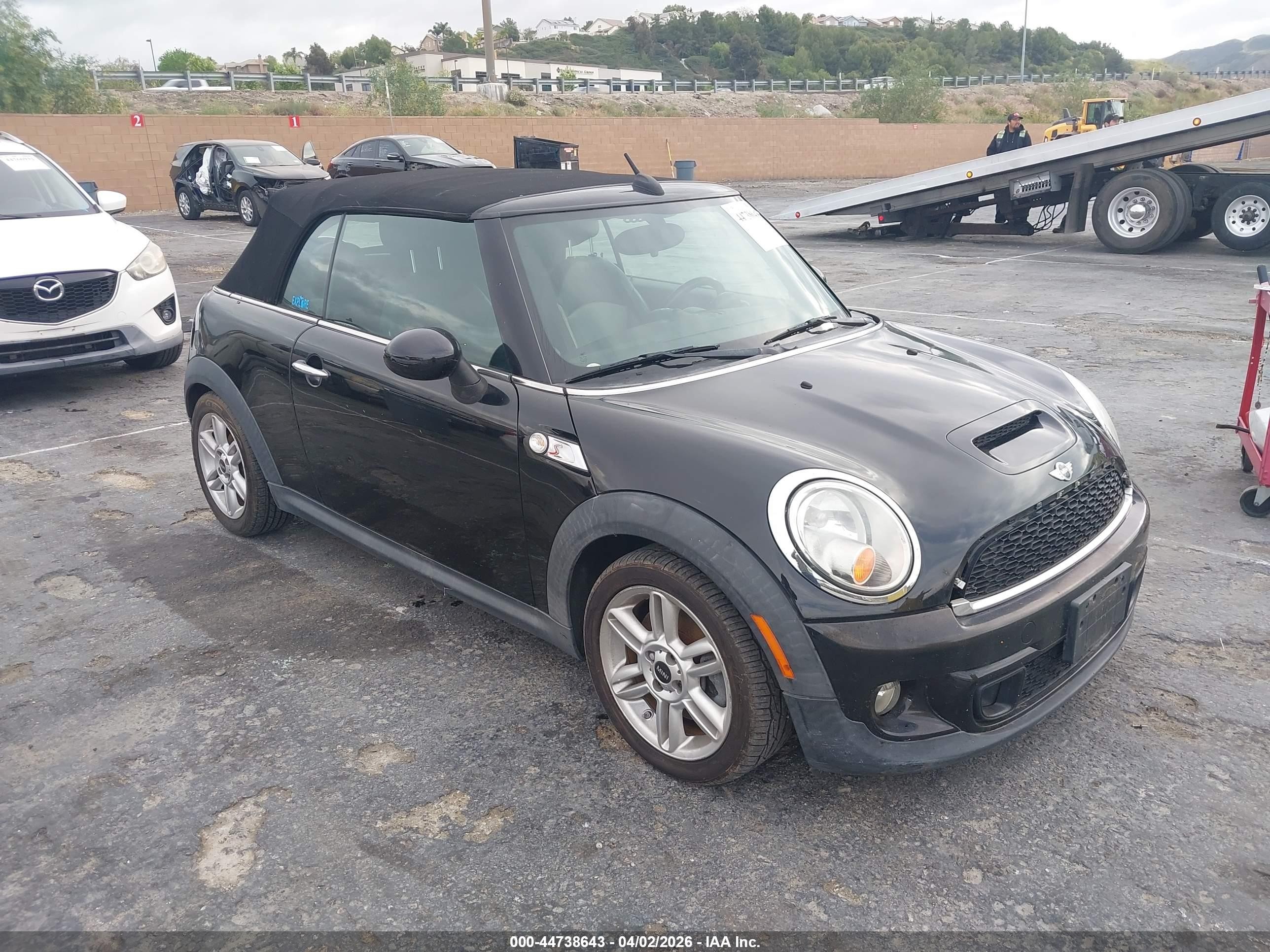 2012 MINI Convertible S, VIN WMWZP3C53CT296577 — Перед