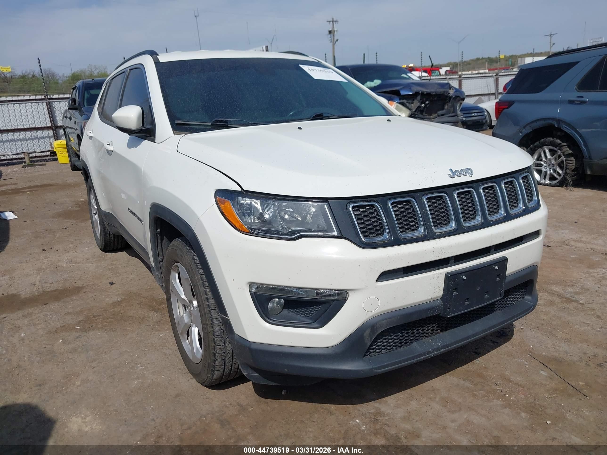 2019 Jeep Compass Latitude, VIN 3C4NJCBB1KT801254 — Бок