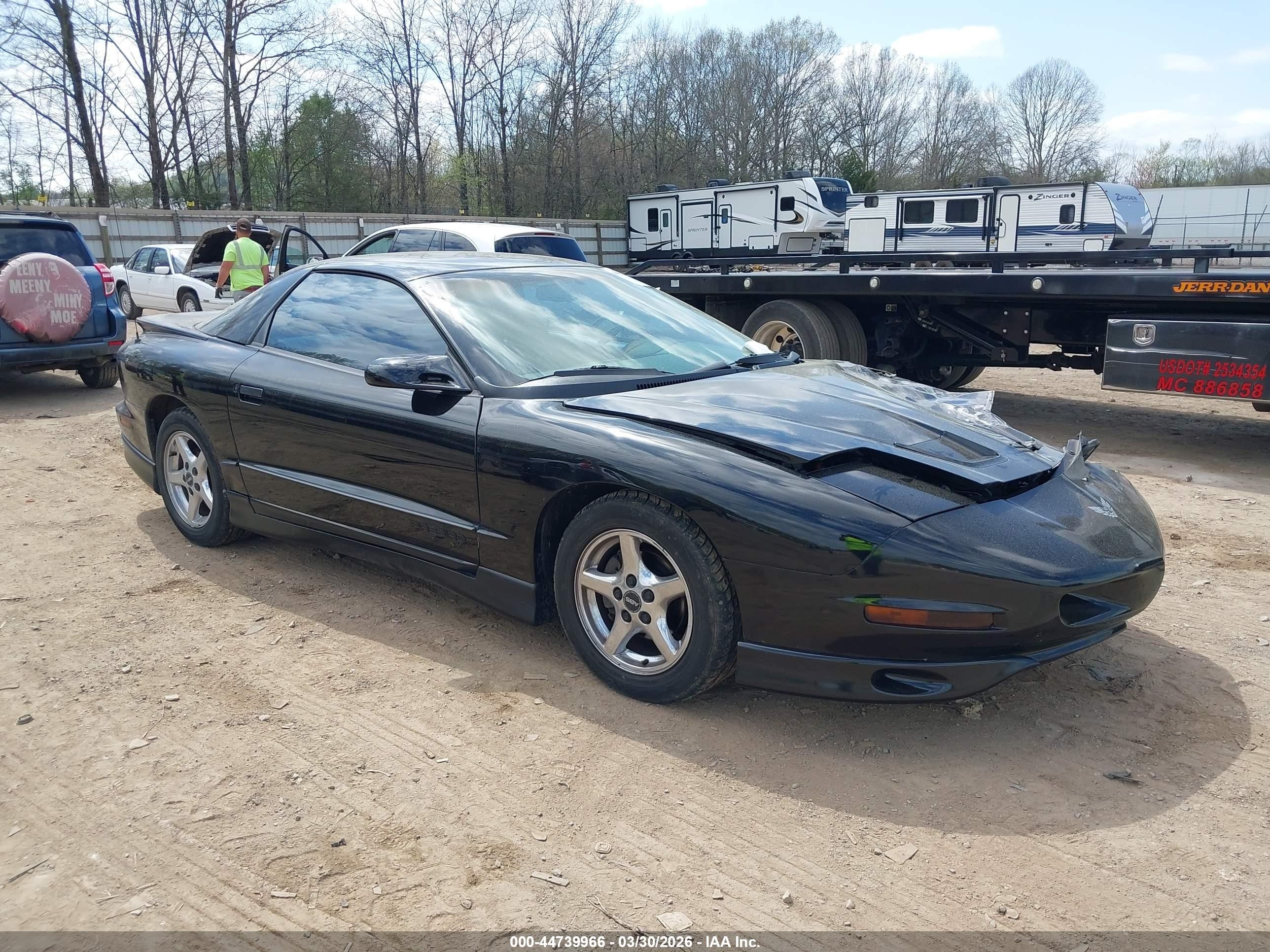 1997 Pontiac Firebird Firebird, VIN 2G2FS22K0V2216231 — Front end