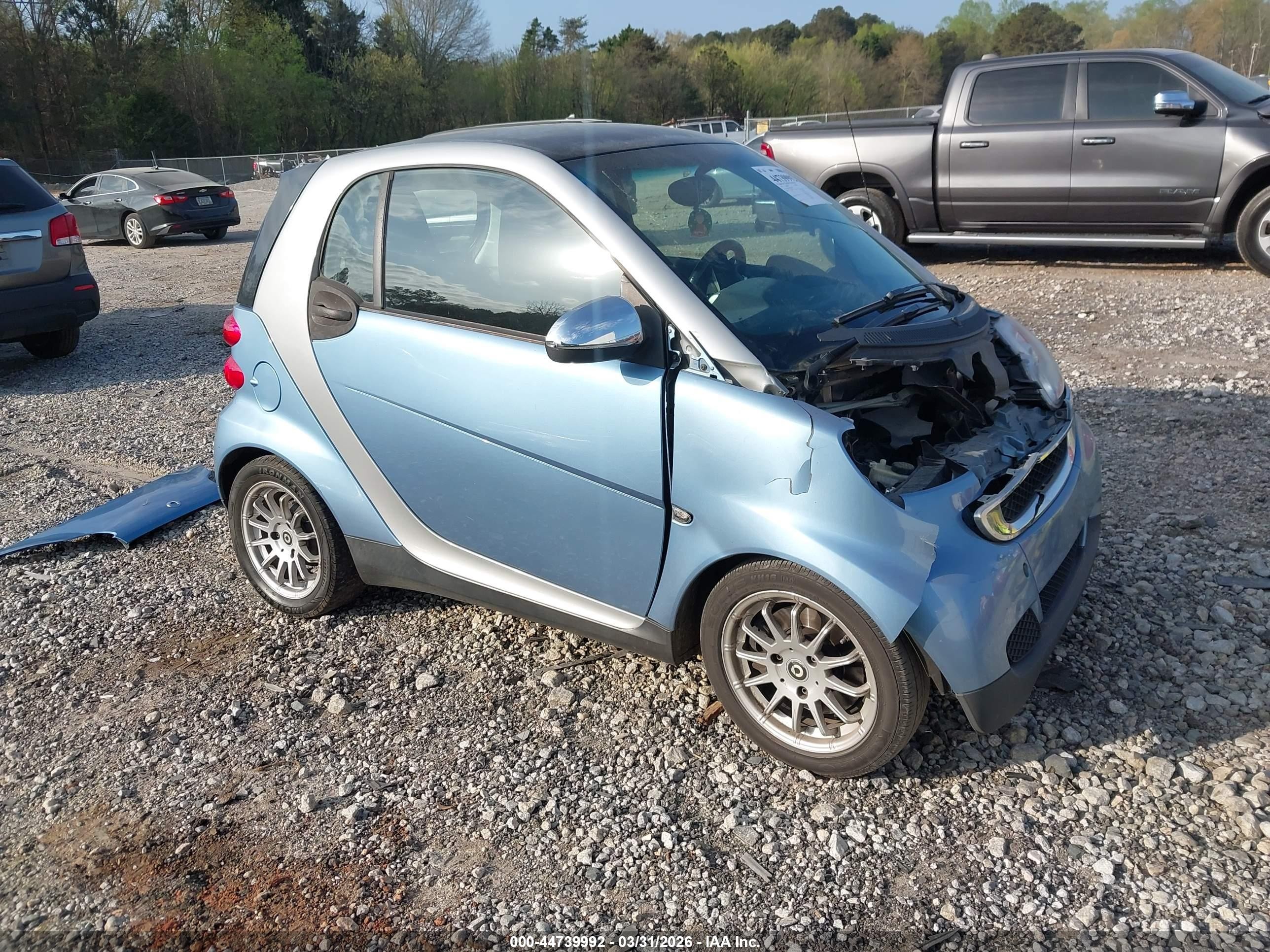 2011 Smart fortwo Pure, VIN WMEEJ3BA8BK438641 — Front end