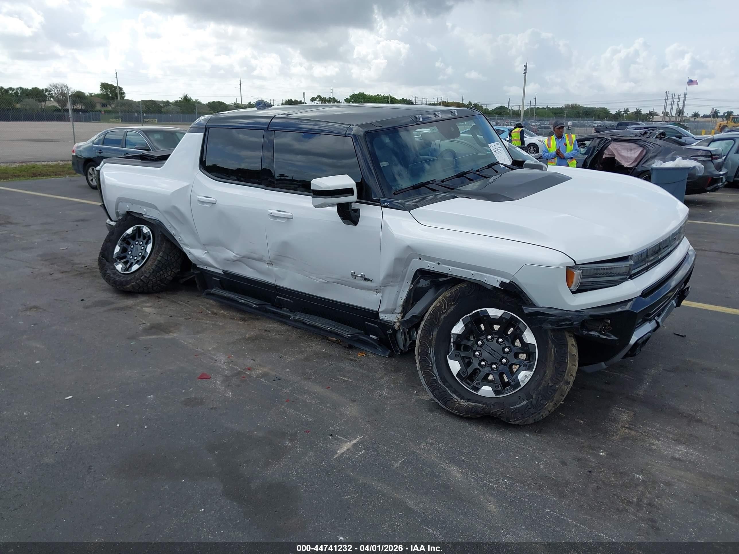 2024 GMC HUMMER EV Pickup 3X, VIN 1GT10DDB7RU114087 — Side