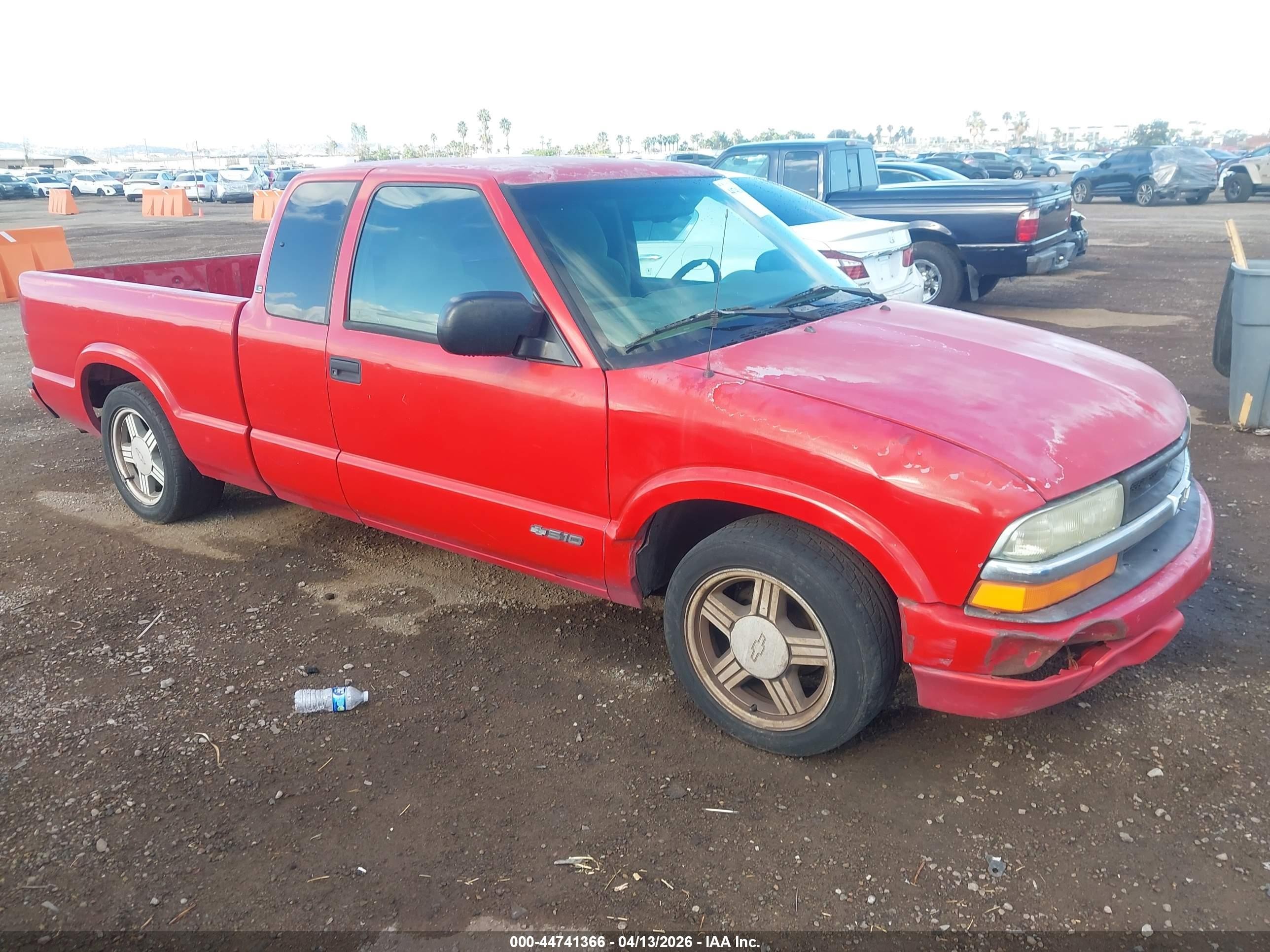 2000 Chevrolet S-10 LS, VIN 1GCCS1950Y8269480 — Side