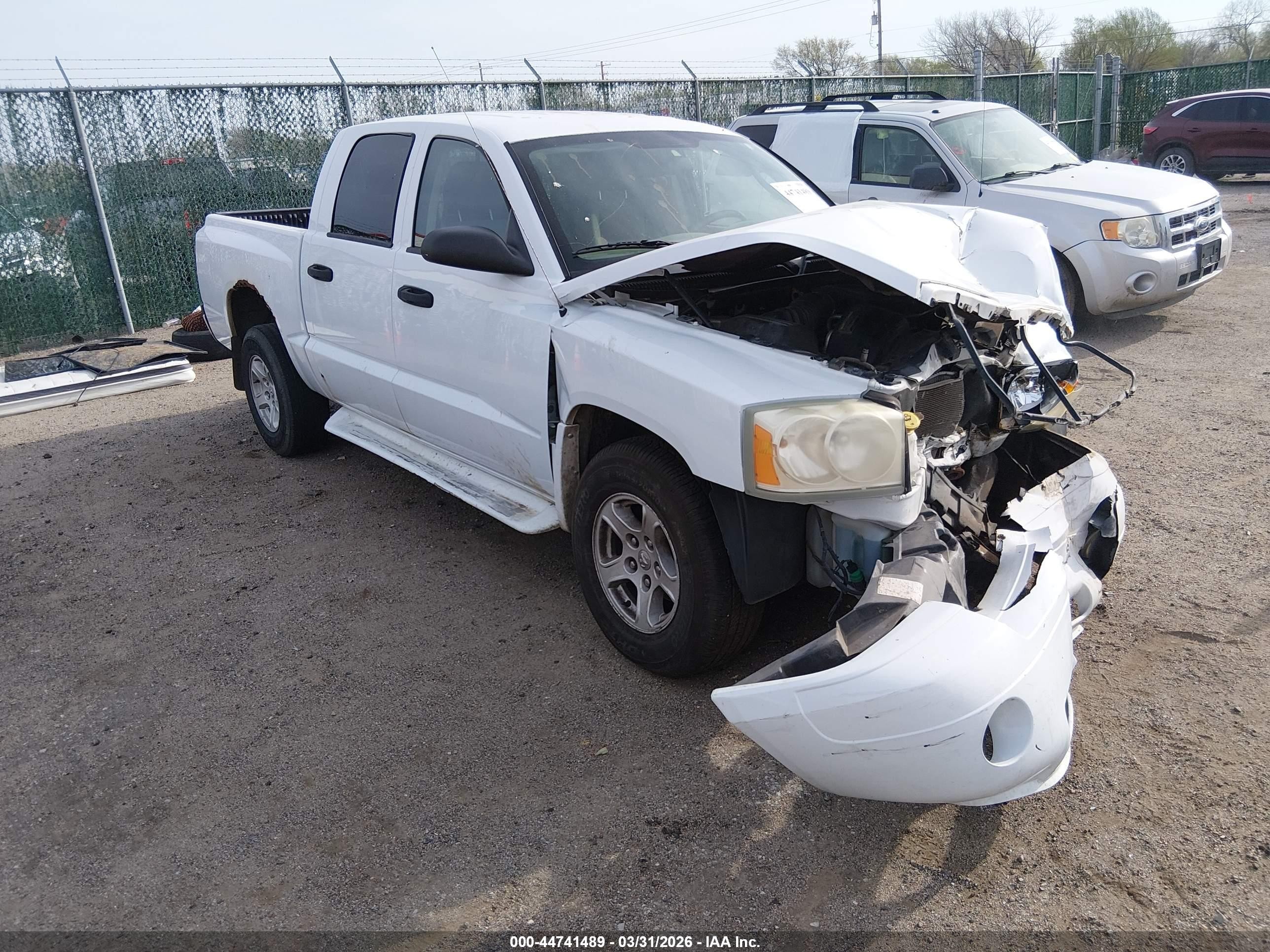 2007 Dodge Dakota SLT, VIN 1D7HE48K37S181150 — Перед