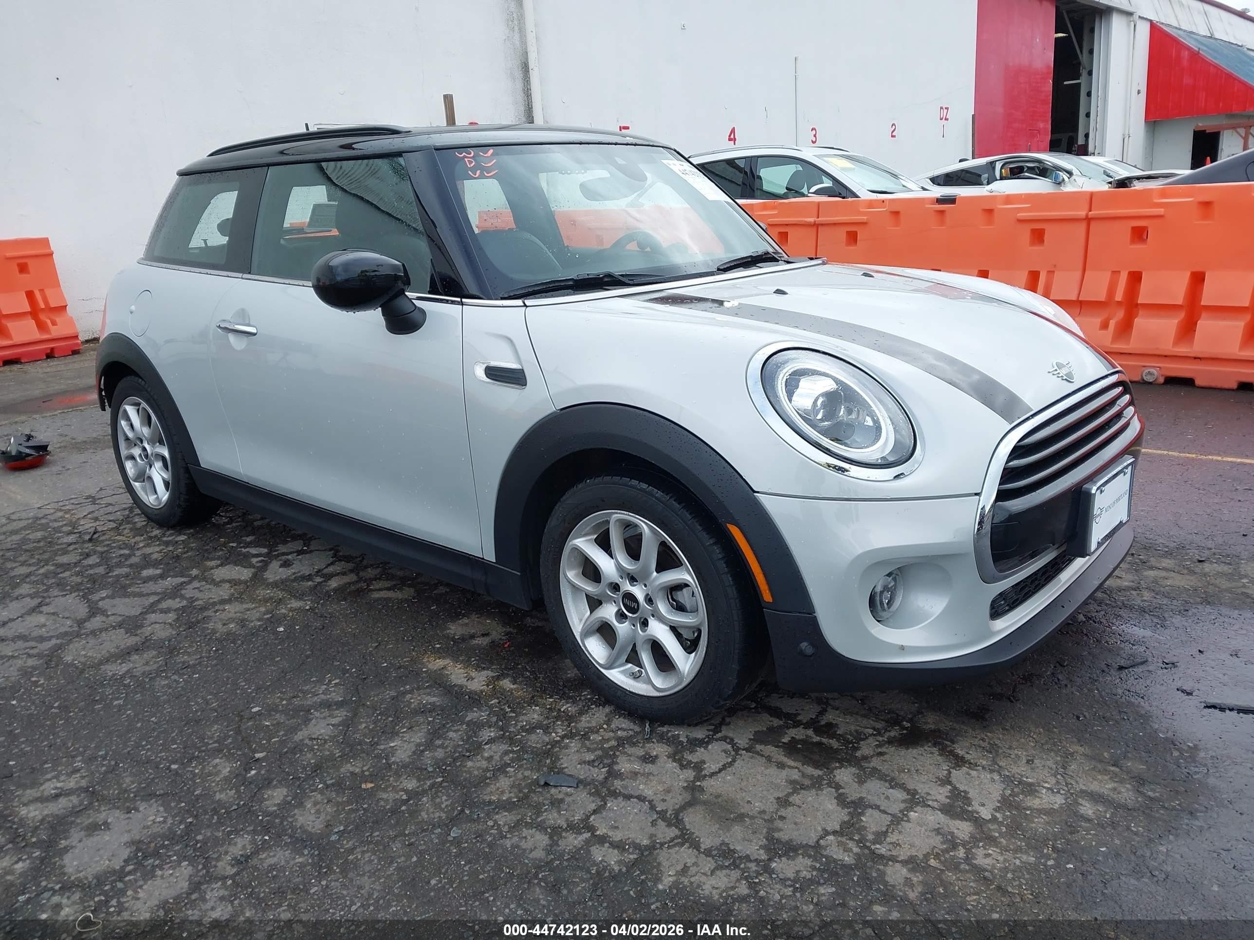 2020 MINI Hardtop Cooper, VIN WMWXR3C03L2M05650 — Зад