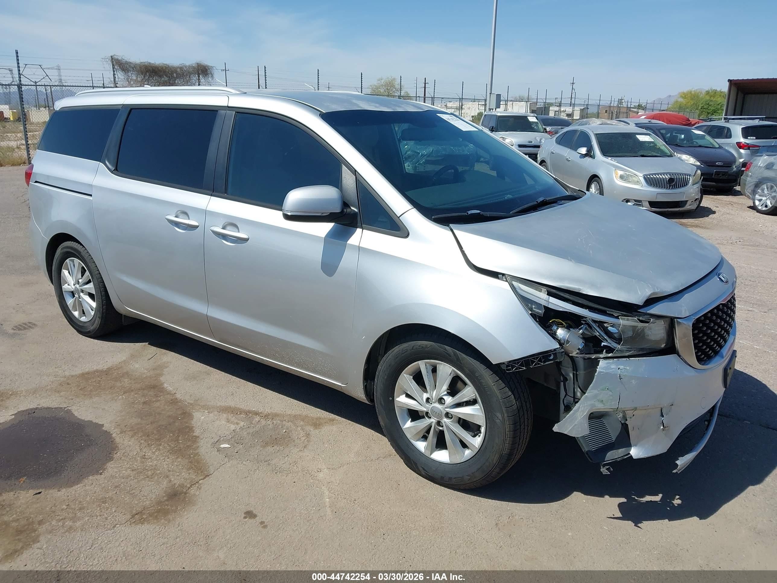 2016 Kia Sedona LX, VIN KNDMB5C19G6157594 — Фото с аукциона