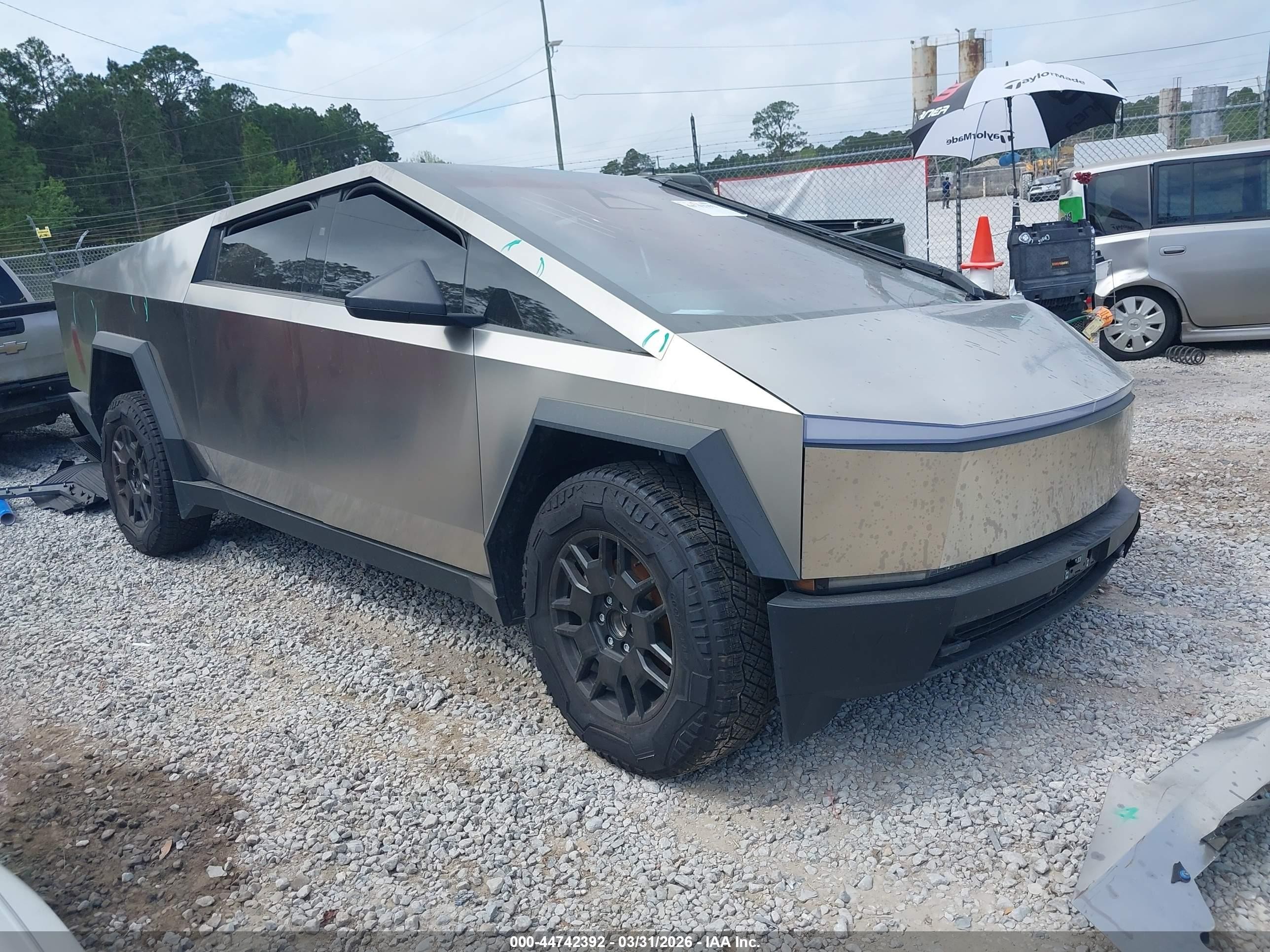 2026 Tesla Cybertruck Premium, VIN 7G2CEHED0TA087827 — Front end