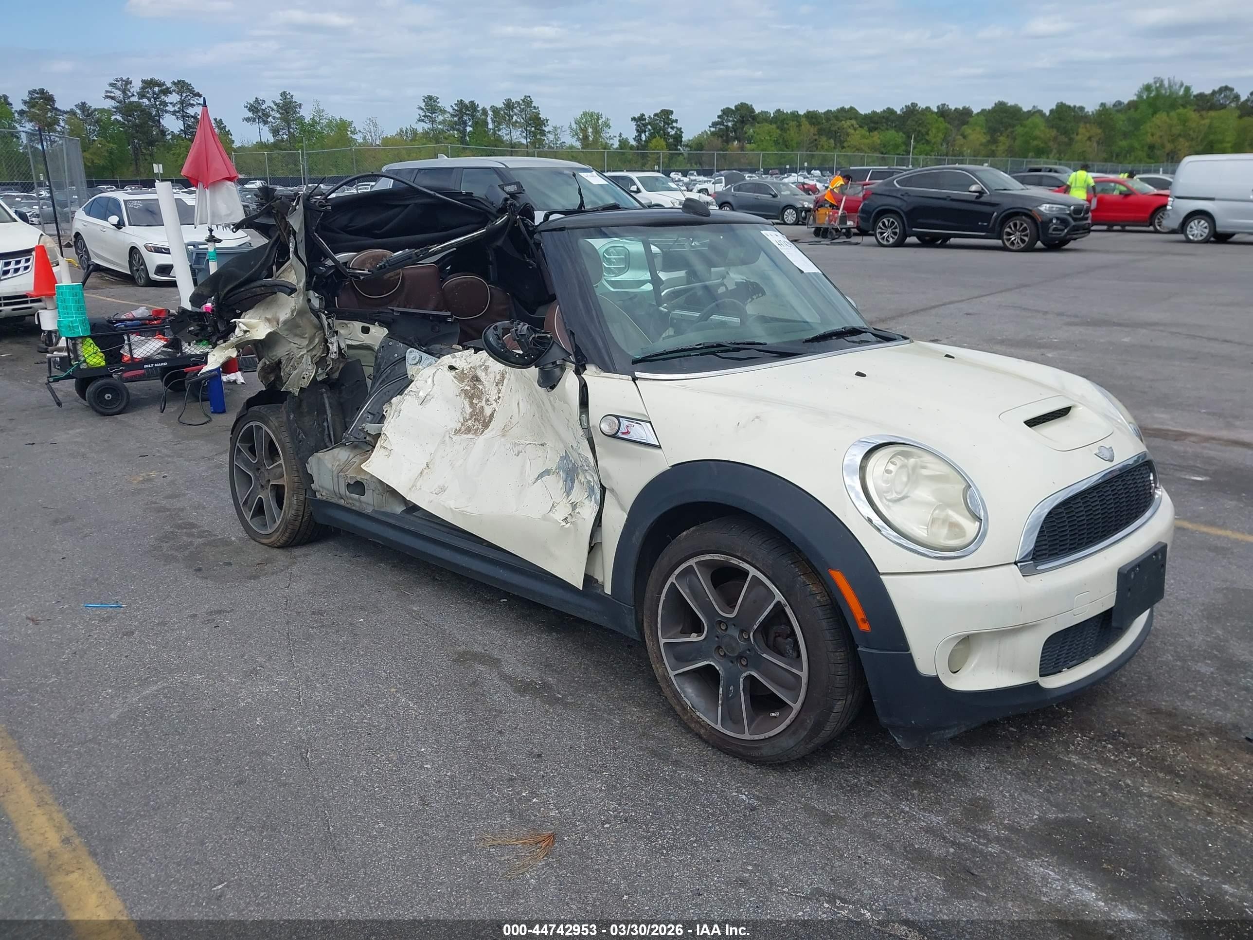 2010 MINI Convertible S, VIN WMWMS3C52ATY08786 — Бок