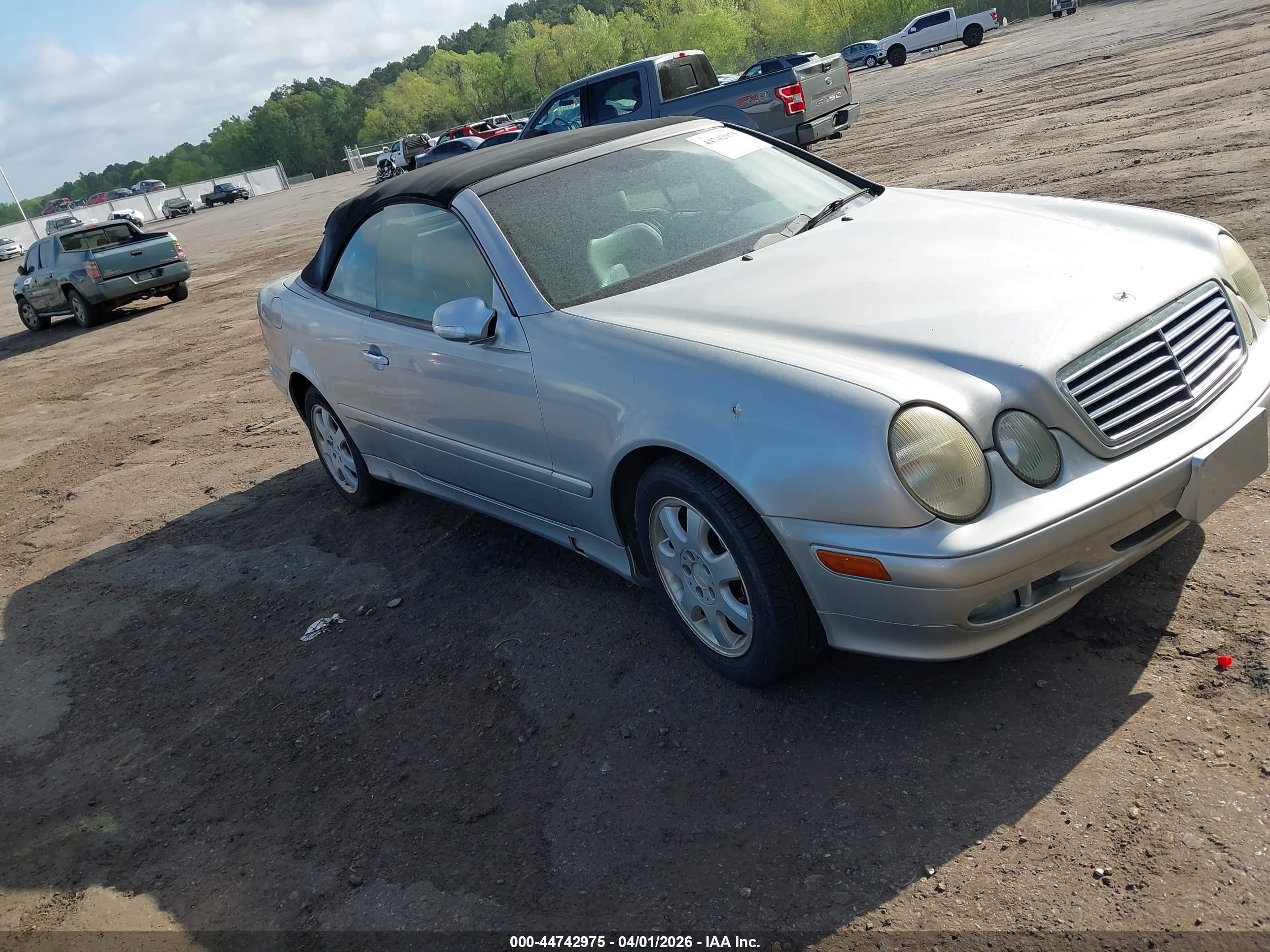 2000 Mercedes-Benz CLK 320/430, VIN WDBLK65G1YT039513 — Front end