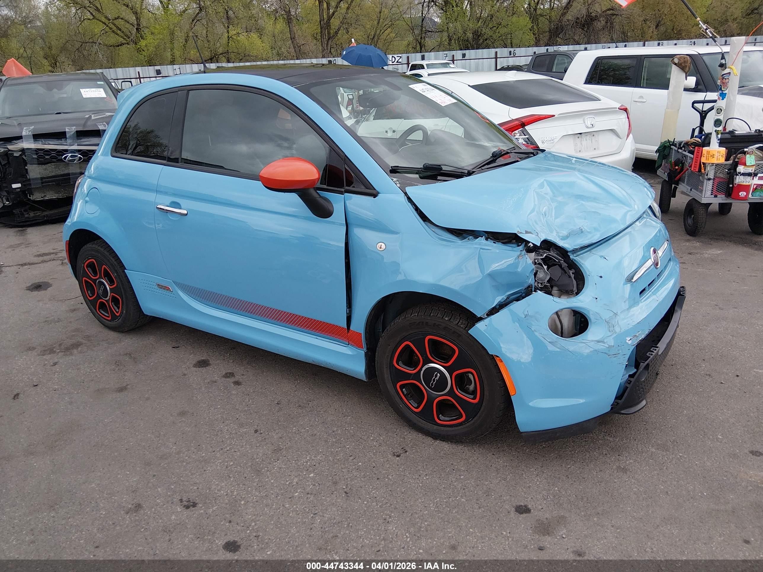 2017 FIAT 500e, VIN 3C3CFFGE5HT575701 — Front end