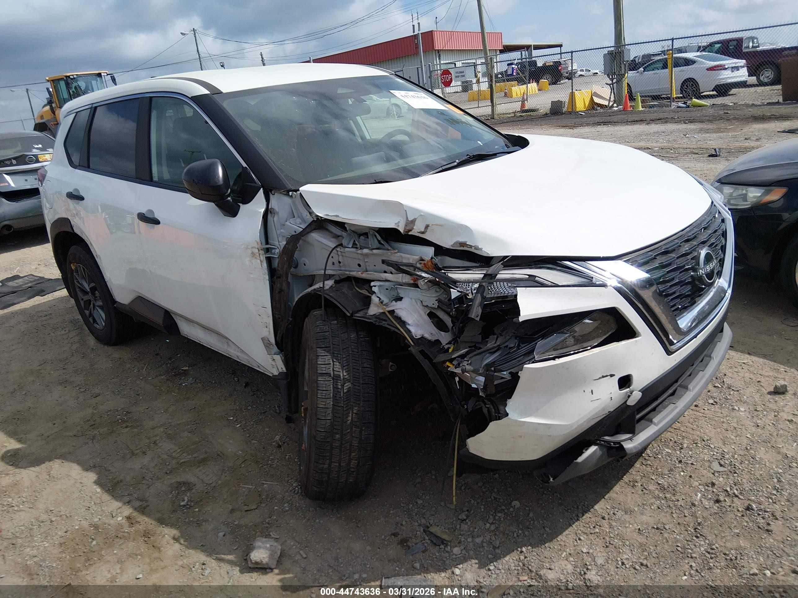 2023 Nissan Rogue S, VIN 5N1BT3AB3PC689554 — Перед