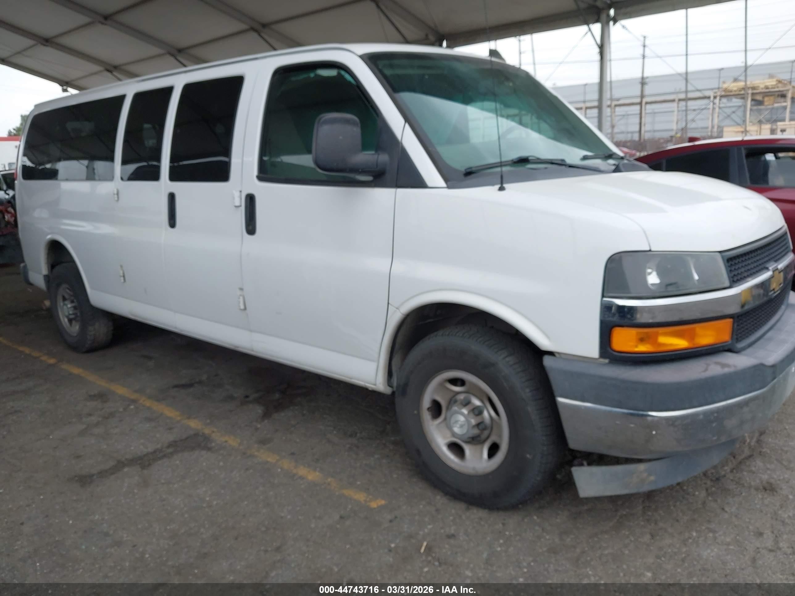 2018 Chevrolet Express Passenger LT, VIN 1GAZGPFG6J1257068 — Side