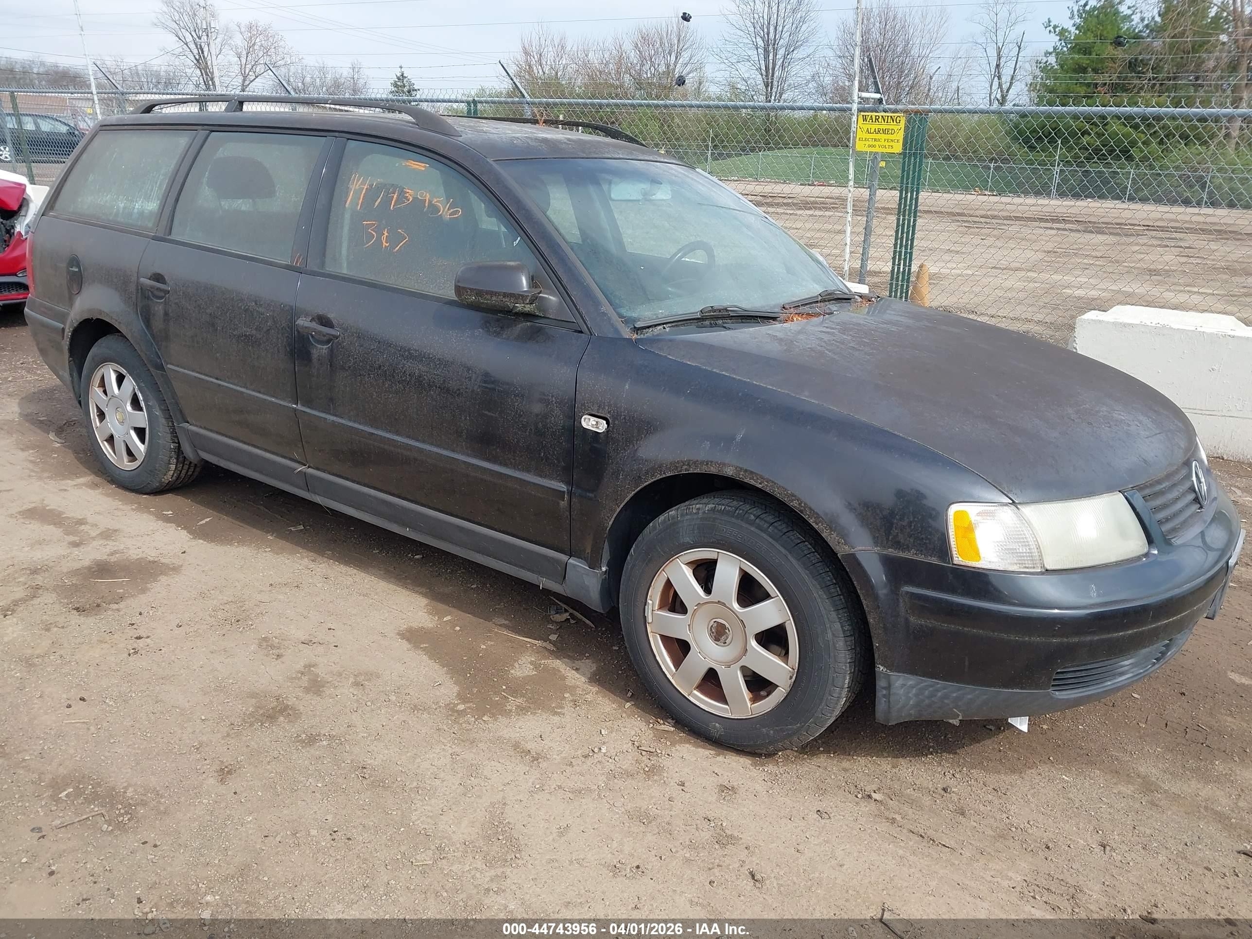 2000 Volkswagen Passat, VIN WVWND23B3YE324710 — Front end