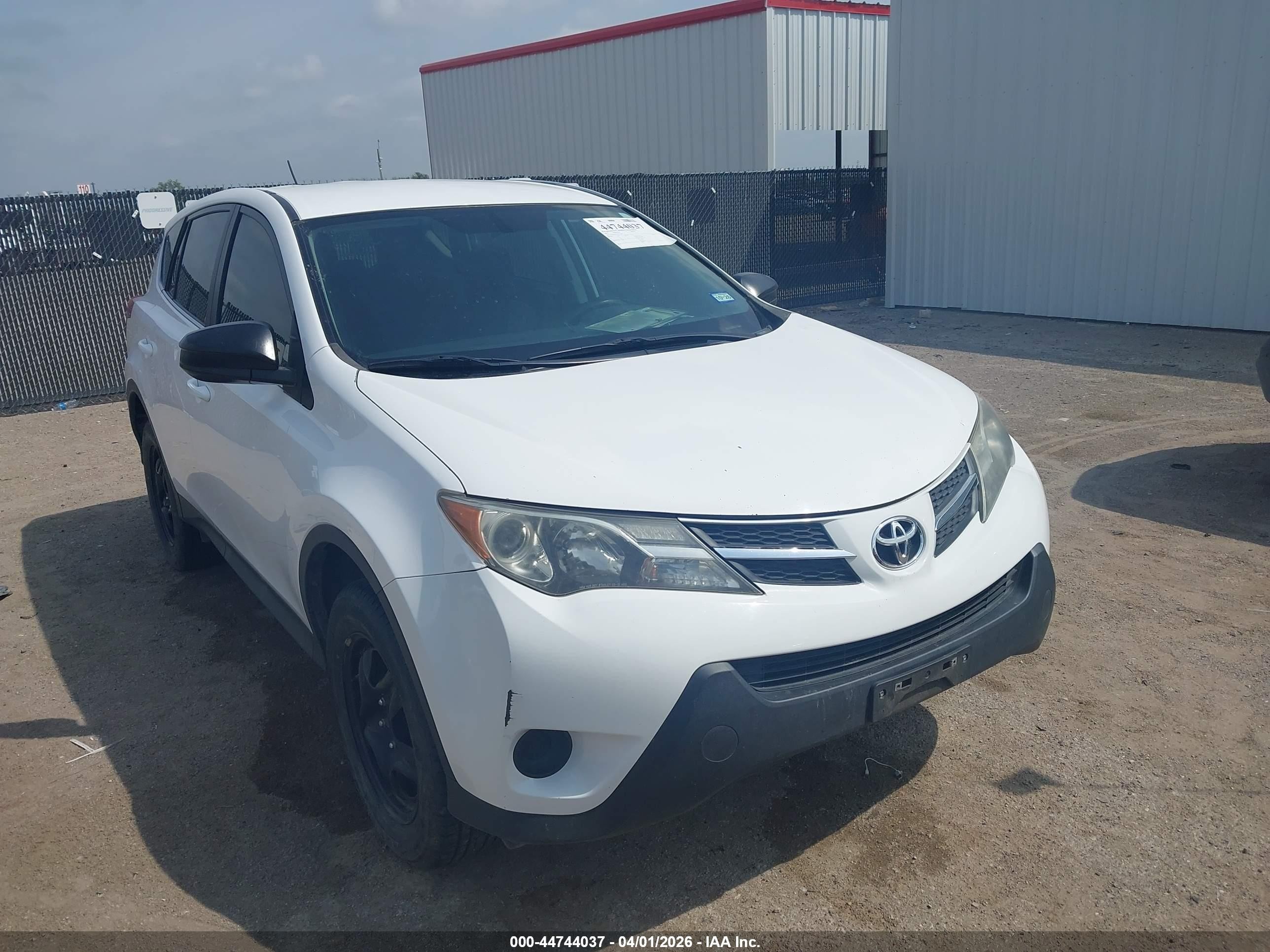 2015 Toyota RAV4 LE, VIN 2T3BFREV1FW392460 — Rear end