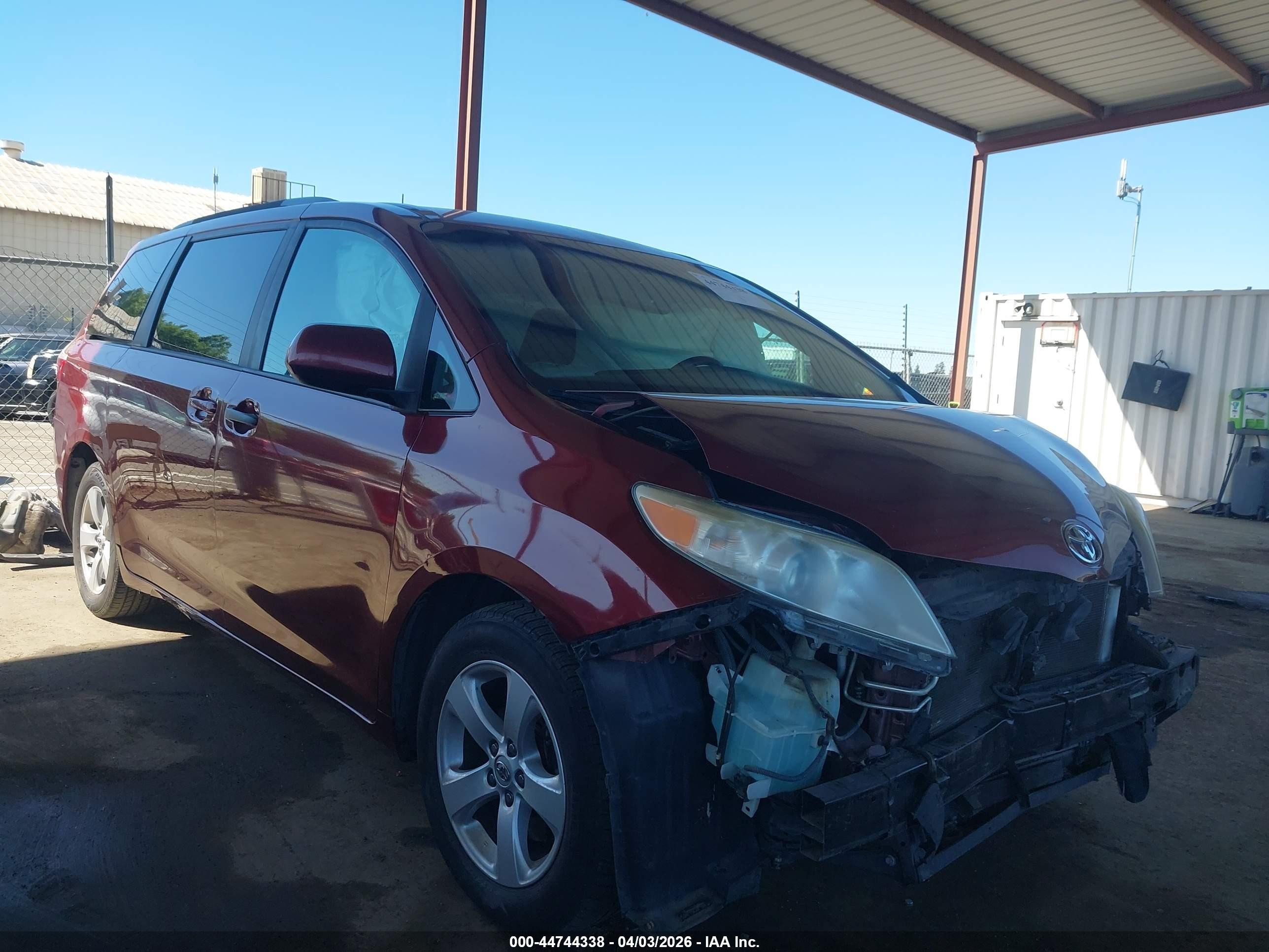 2017 Toyota Sienna LE, VIN 5TDKZ3DC5HS804758 — Front end