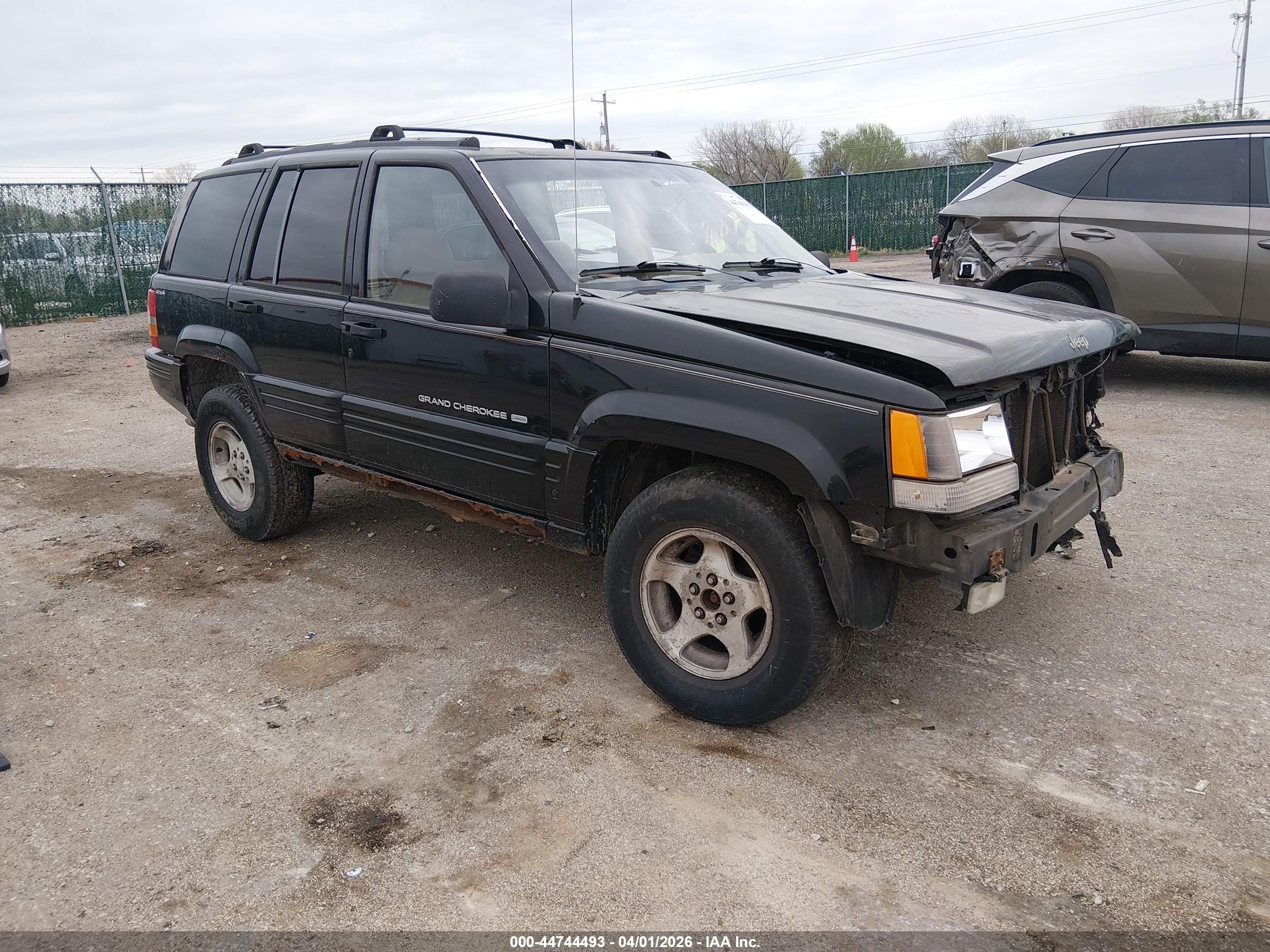 1998 Jeep Grand Cherokee Laredo, VIN 1J4GZ48S0WC316114 — Front end
