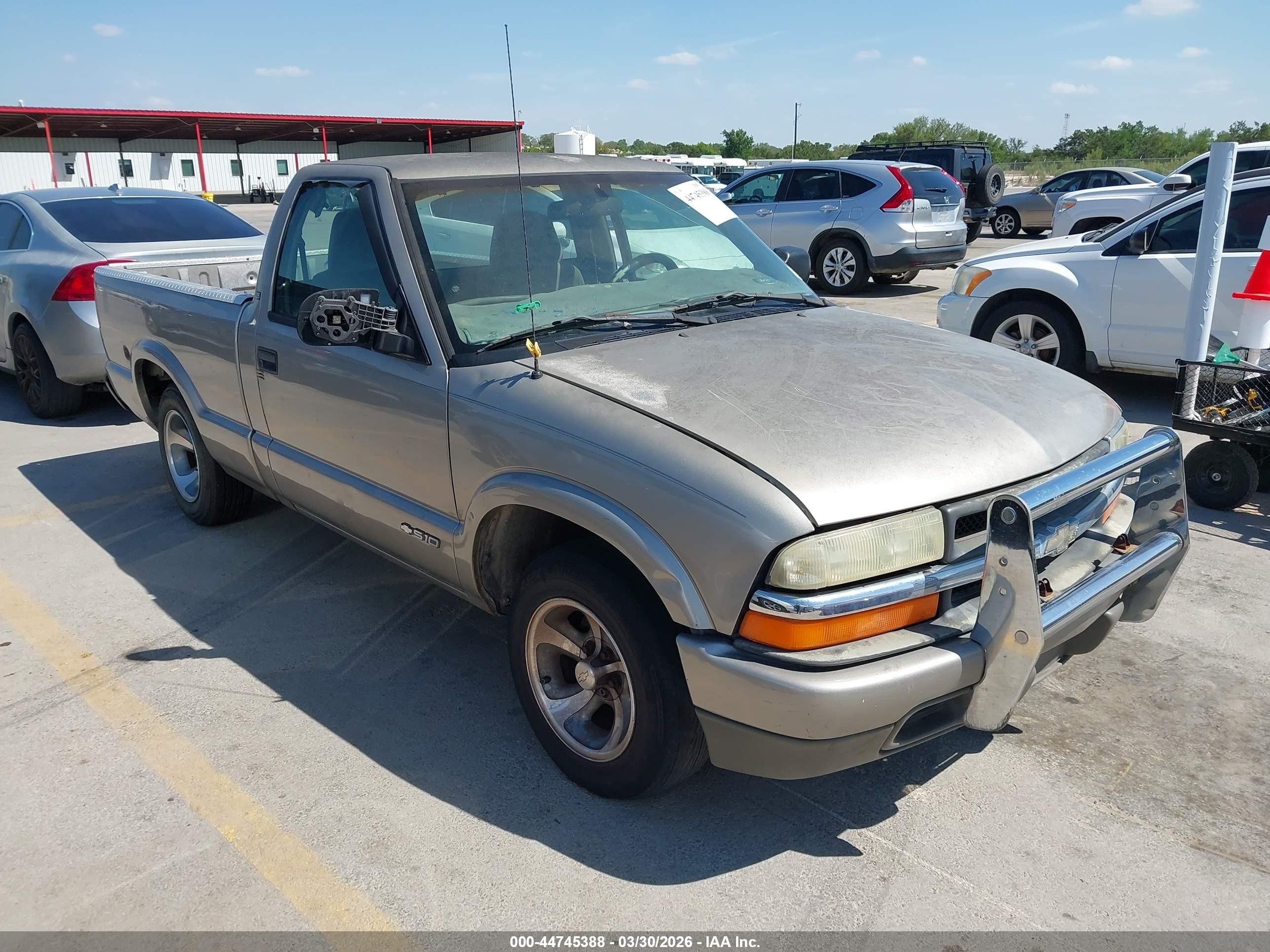 2000 Chevrolet S-10 LS, VIN 1GCCS1459YK296428 — Side